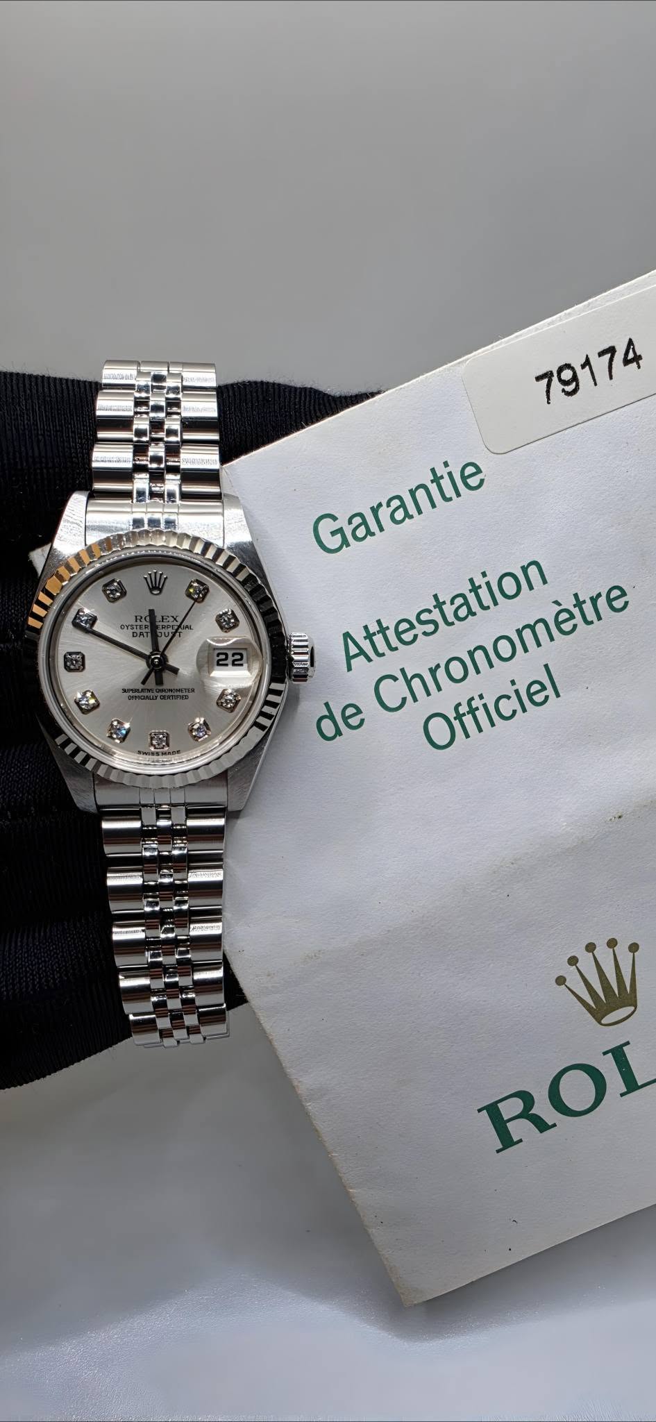 May be an image of wrist watch and text that says 'W 北 d 感'
