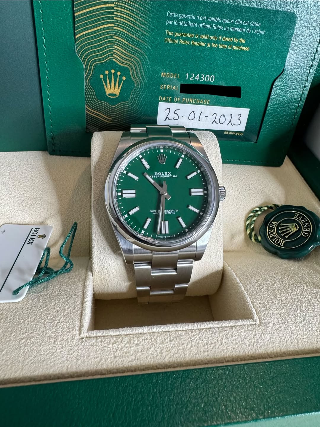 May be an image of wrist watch and text that says 'Cette garantie ast valable queS! elle par detaillan Officiel Rolex 8g st catée This guarantee is valid anlyil dated ፖርክድሽይ Dle द…