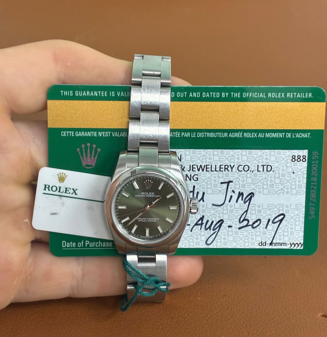 May be an image of wrist watch and text that says 'THIS GUARANTEE IS THISGUARANTEESVALI S VALI OUT AND DATED BY H OFFICIAL ROLEX RETAILER. CETTE GARANTIE N'EST…