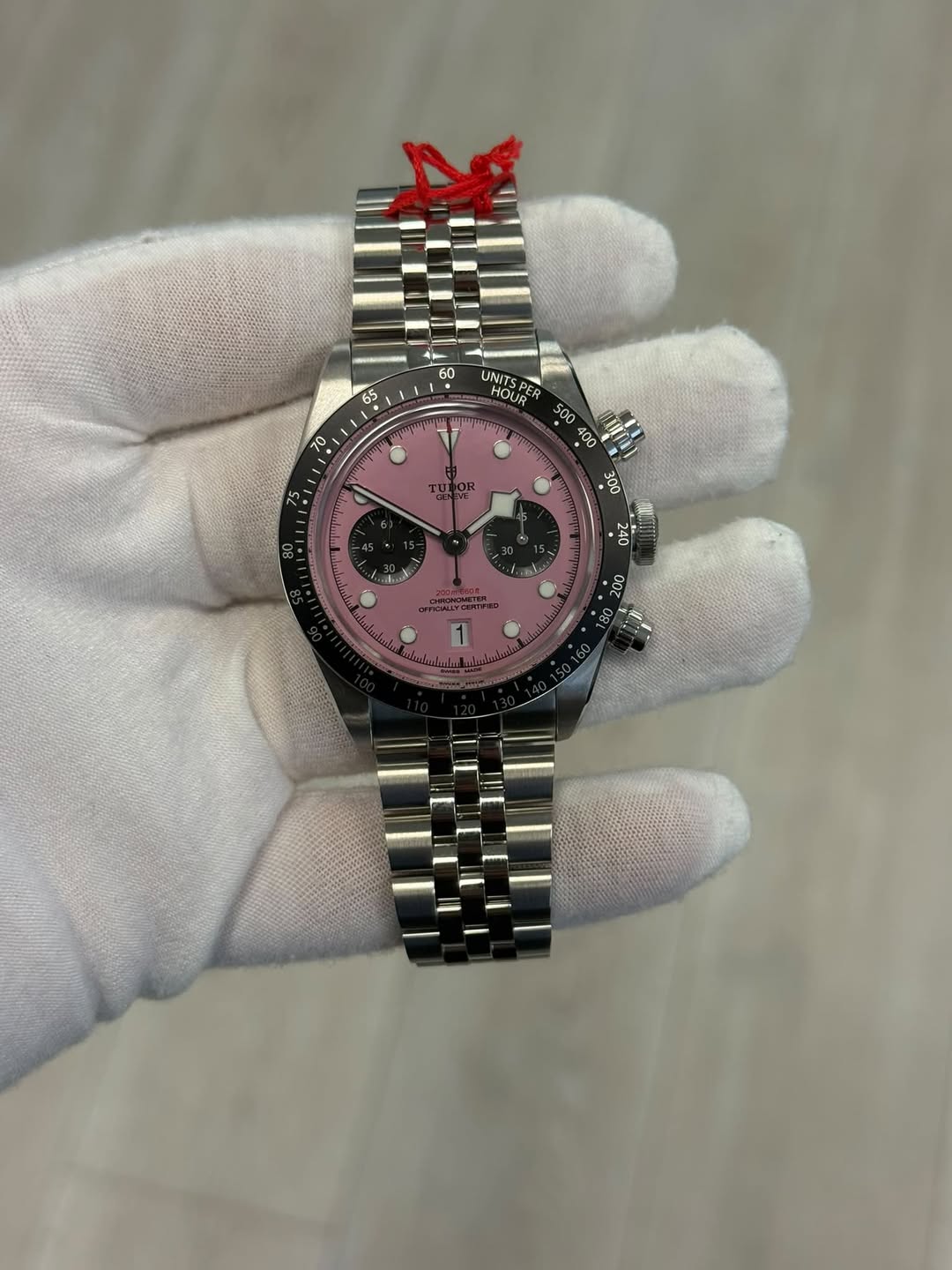 May be an image of wrist watch and text that says '60 60 65 UNITS HOUR 70 V 1'