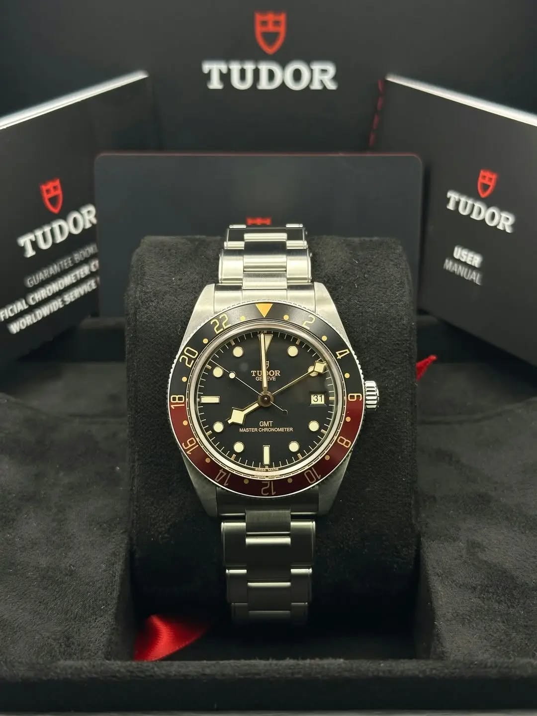 May be an image of wrist watch and text that says 'TUDOR TUDOR אלירה GUARAN CHRONOMETER TEE SERVICE FICIAL WORLDWIDE TUDOR USER MANUAL 2 22 20 TU U POR SOT MTIl GMT u HAONDUE…