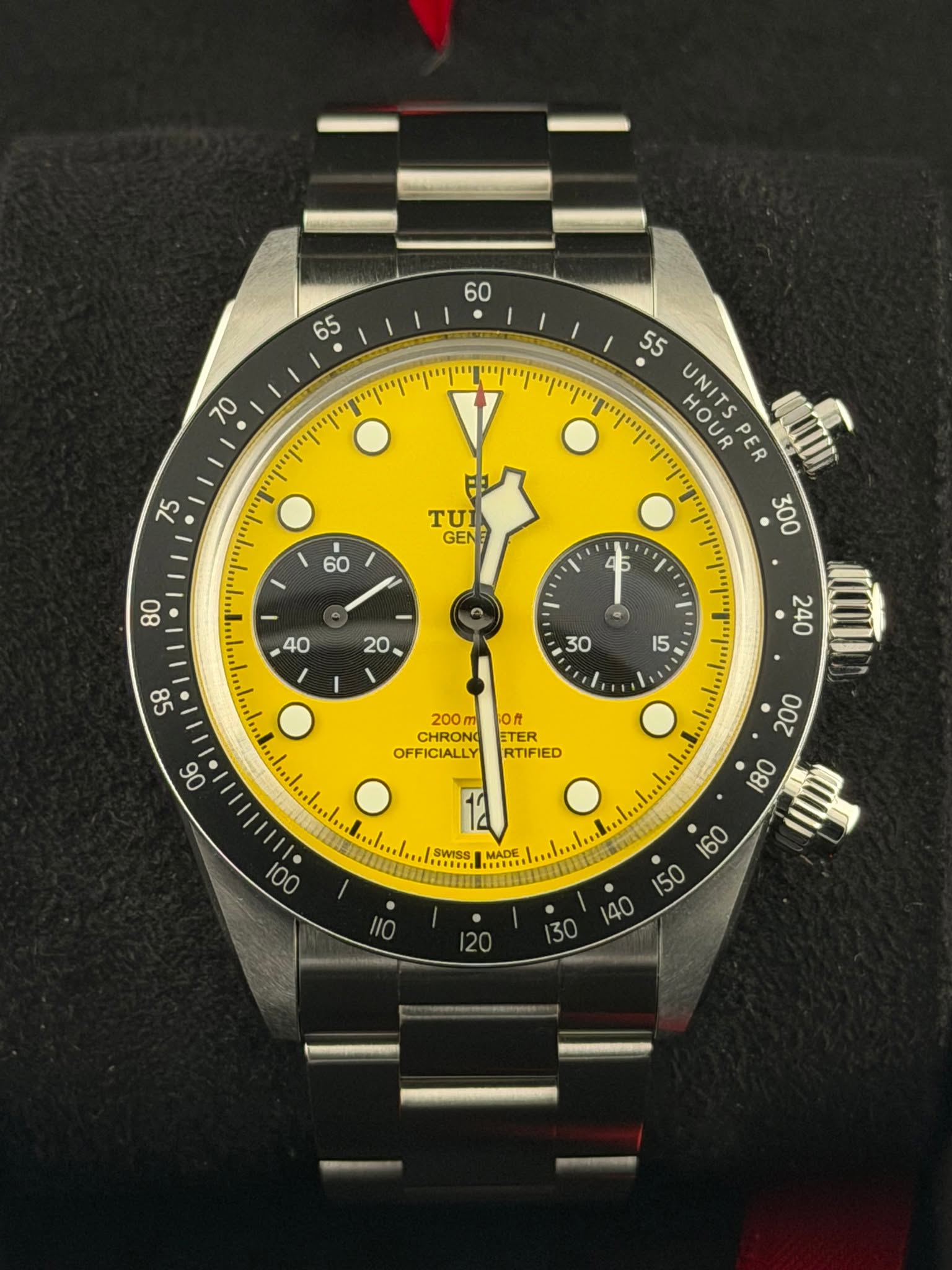 May be an image of wrist watch and text that says ' HOUR UNITSPER R 300 O 60 TUI GEN 80 e e 45 I - 20 40 。 200m CHRONG OFFICIALLY 06 Oft ETER RTIFIED 200 80 SWISS 0OI MADE 二一二'