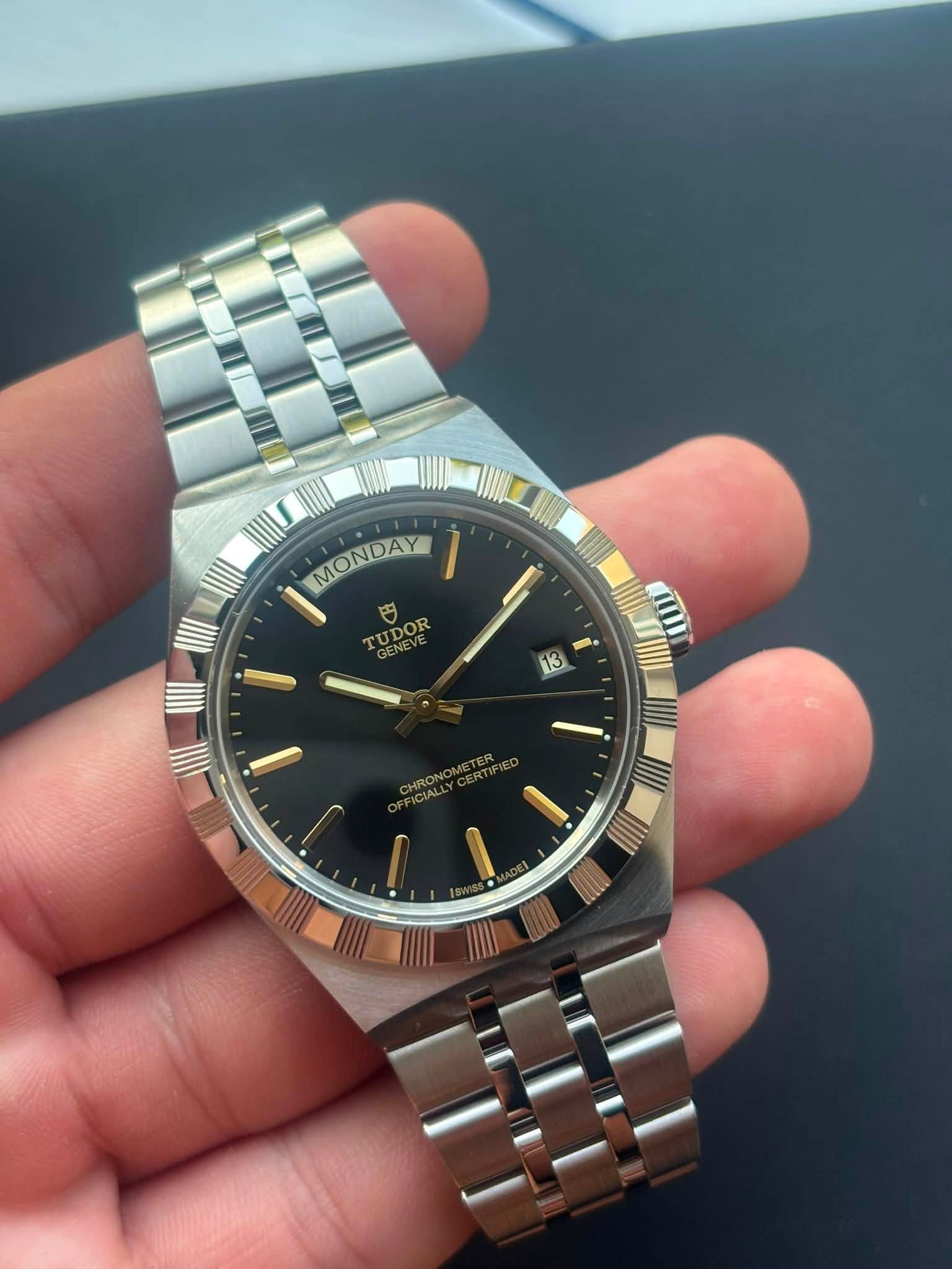 May be an image of wrist watch and text that says 'II MONDAY MONDAY TUDOR E OR GENEVI GENEVE 13 i''