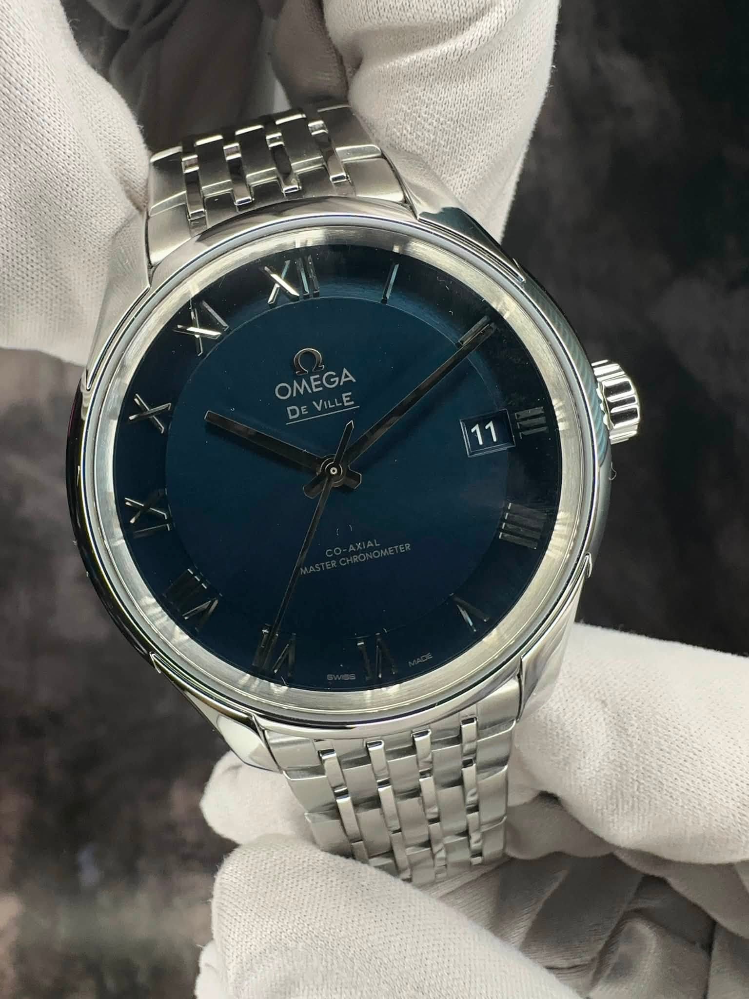 May be an image of wrist watch and text that says 'Xl XI OMEGA DEVILLE ٥ |11 11 الللا'
