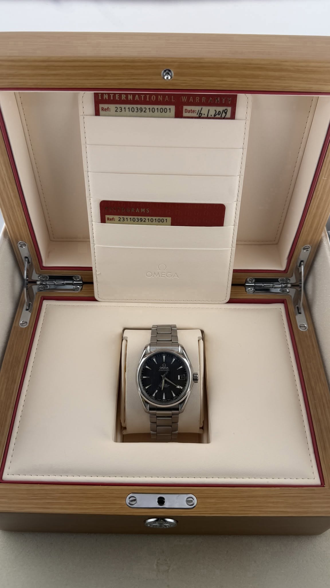 May be an image of wrist watch and text that says 'Ref: Date:/.1.2019 OMEGA OMEGA'