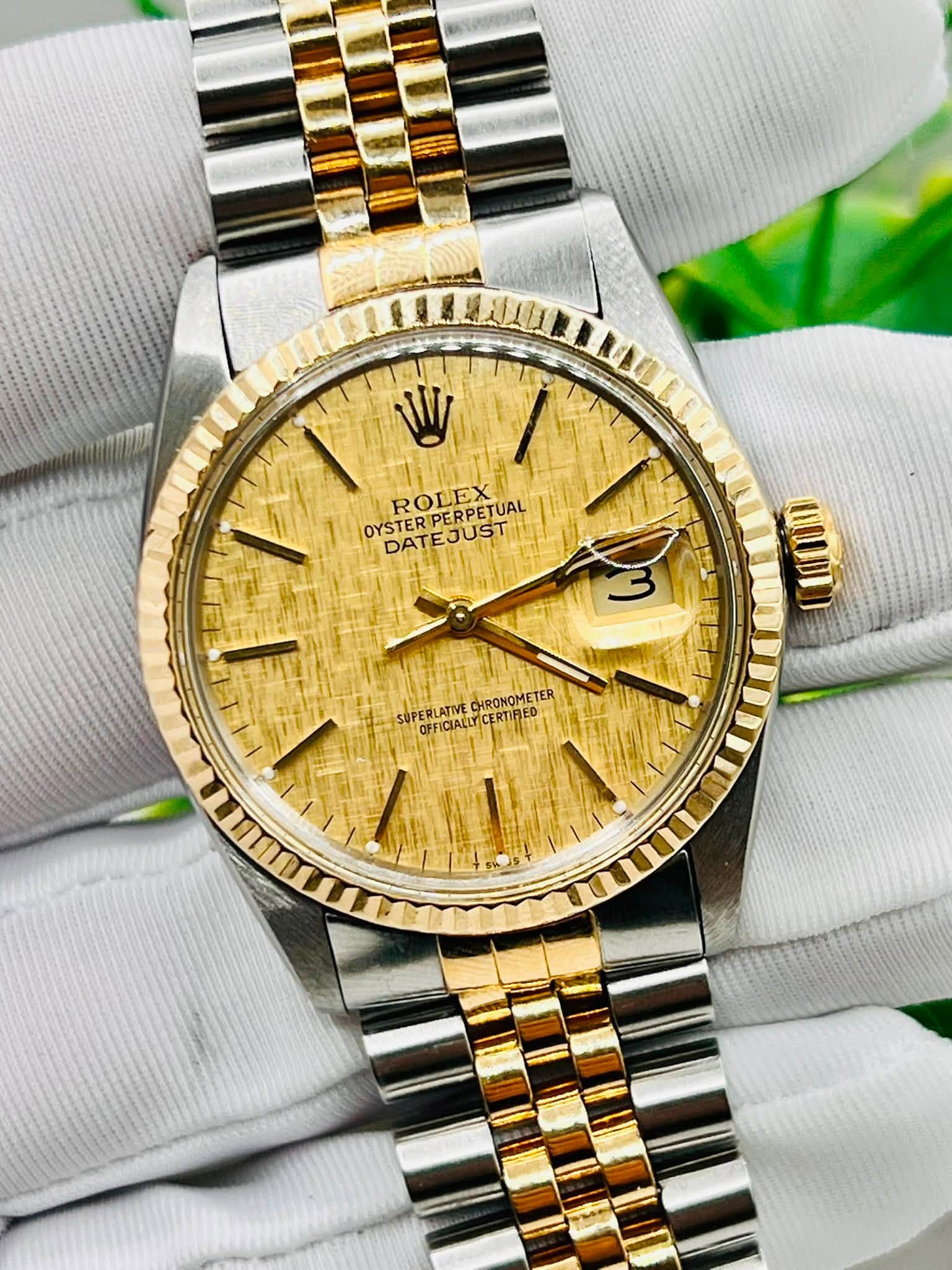May be an image of wrist watch and text that says 'W ROLEXUAL ROLEX OYSTERPERPETUAL TUAL OYSTER DATEJUST EJUST DAT on SUPERLATIVE OFFICIALL OFFICIALLF.CERTIBED SPRLLCERTREO…