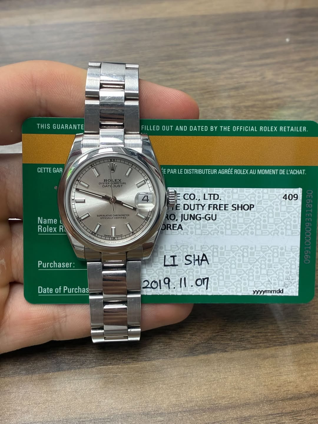 May be an image of wrist watch and text that says 'THIS HISGUARANTE GUARANTE FILLED FILEDOUTANDDATEDETHEOF OUT AND DATED BY THE OFFICIAL ROLEX RETAILER. CETTE TE GAR…