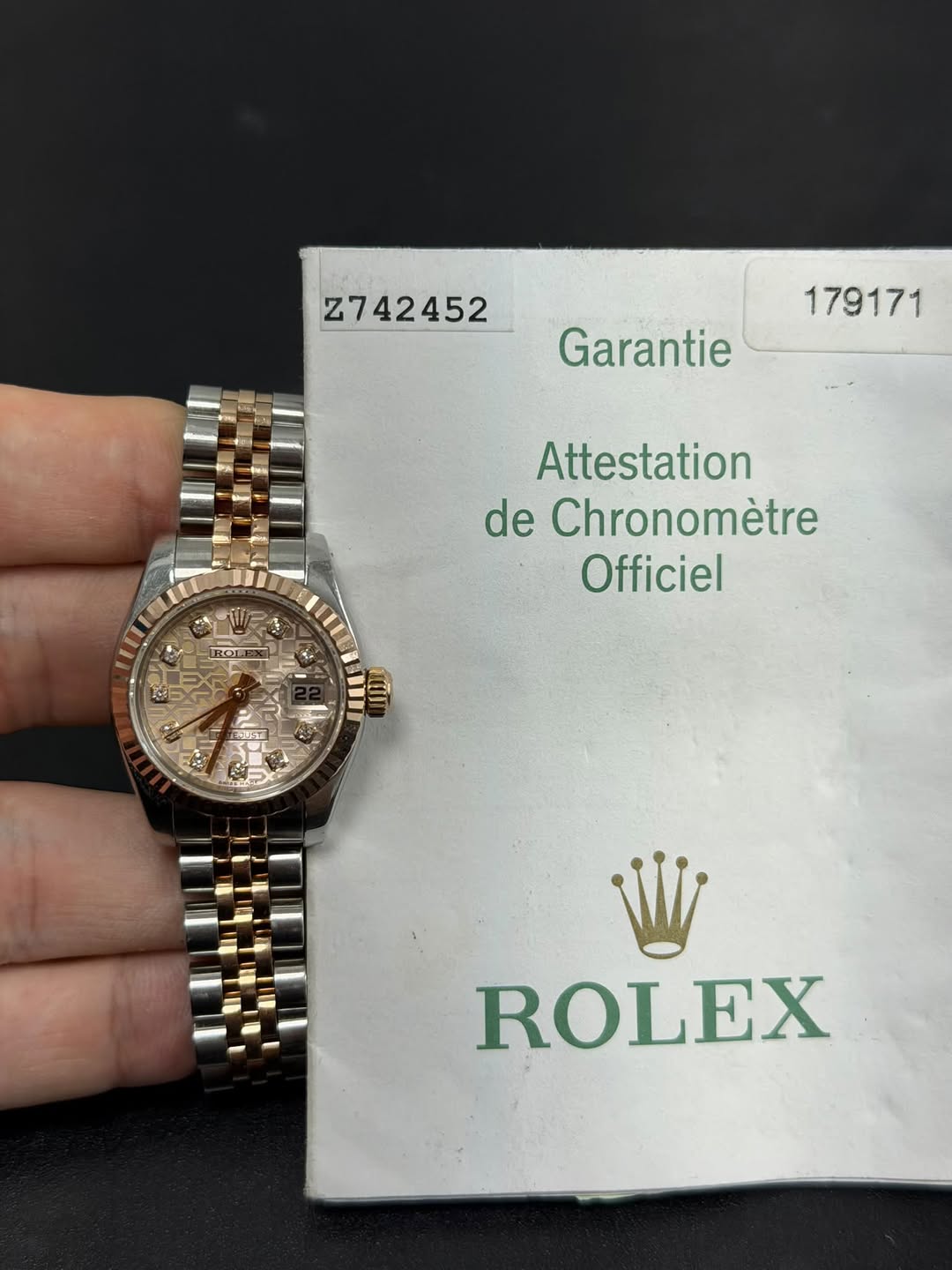 May be an image of wrist watch and text that says 'Z742452 tI 179171 4 Garantie Attestation de Chronomètre Officiel ROLEX'
