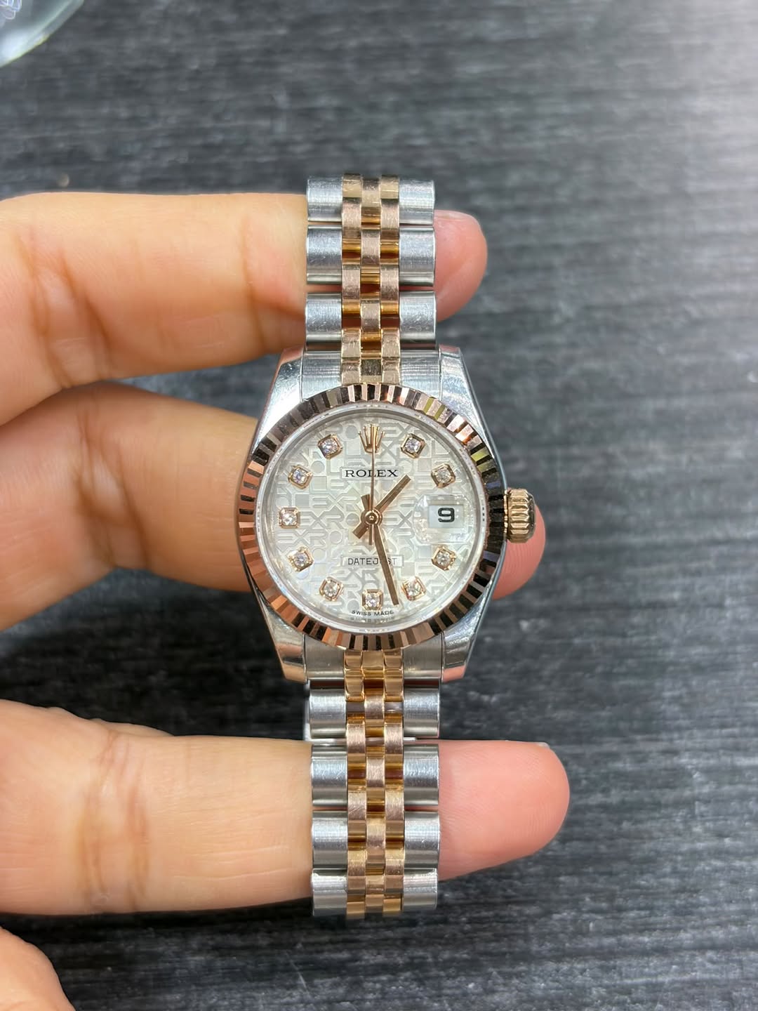 May be an image of wrist watch and text that says 'ฝู জ ROLEX ROT EX জ O 9 FEATED 5 MaL MAI'