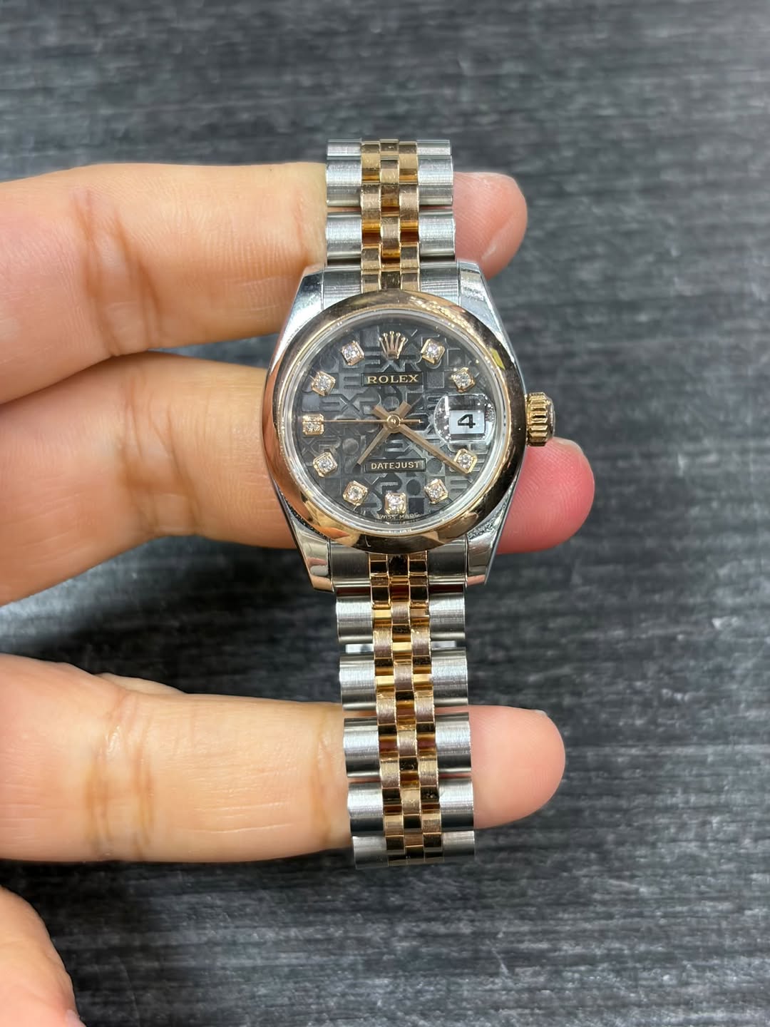 May be an image of wrist watch and text that says 'ROLEX 縁 (4) 4 DATE EJUSTI በለር'