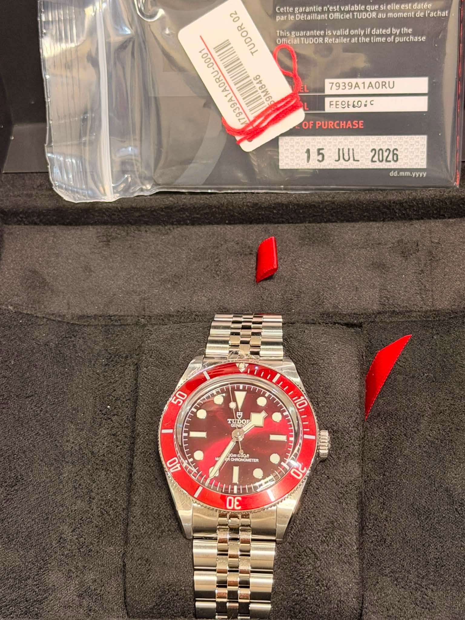 May be an image of wrist watch and text that says '02 Cette n'est que ielle estdaté datée Officiel TUDOR moment del achat nlyil dated Trisguwatesvioiiael the Officia Retailer…