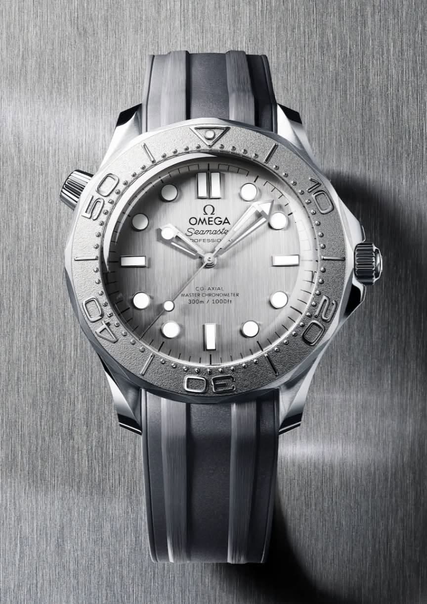 May be an image of wrist watch and text that says '50 5 Ψo II ع OMEGA opo 10 Seamaste ROFESSIO CO AXIAL MASTER STERC RONOMET /000F1 ER 300m 1000ft 40 電進 2'