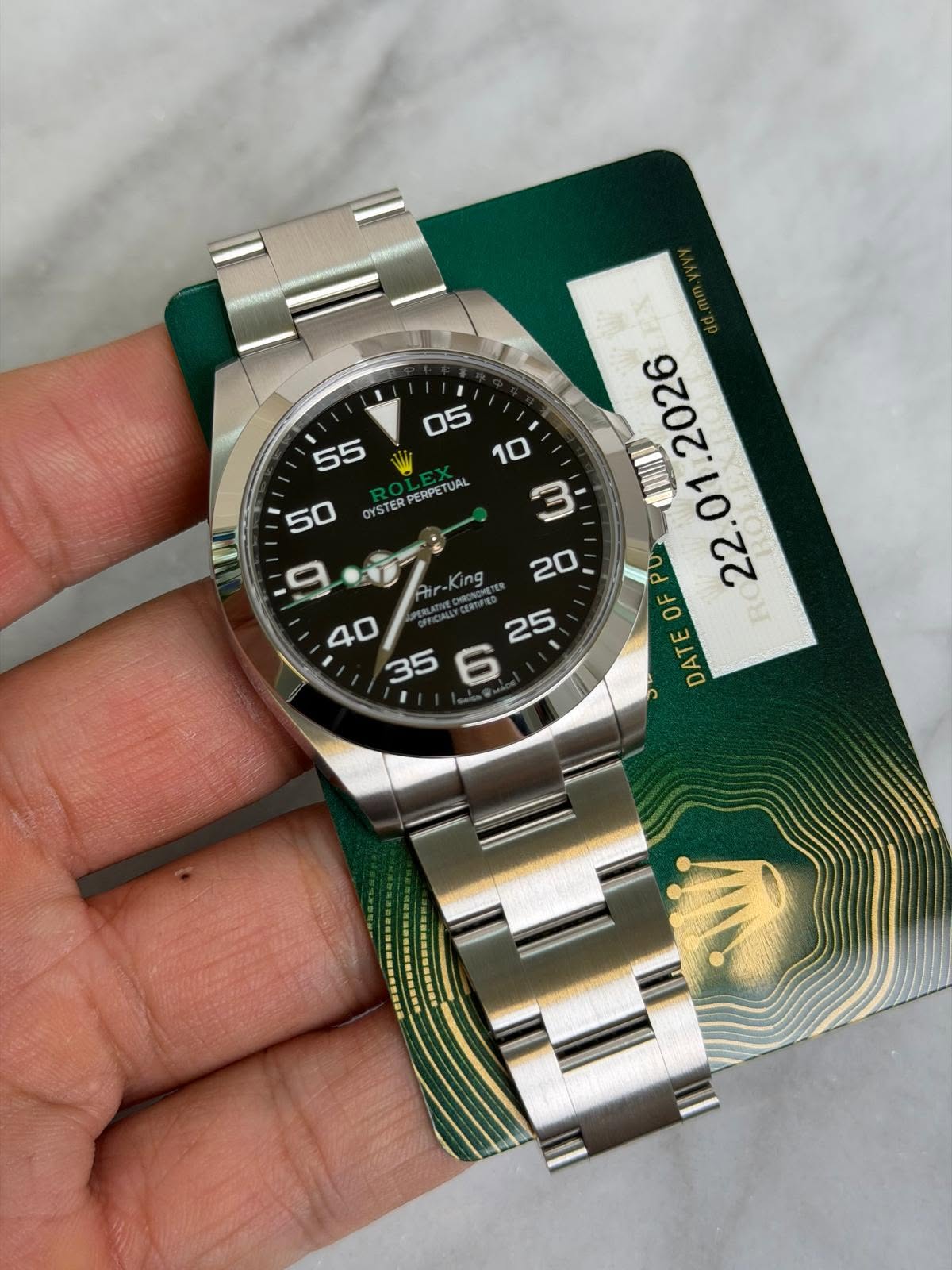 May be an image of wrist watch and text that says 'I OYSTER STERPERPETUAL mir FFGALLYCERTPIED tr-King 40 25 OF 35 6 DATE'