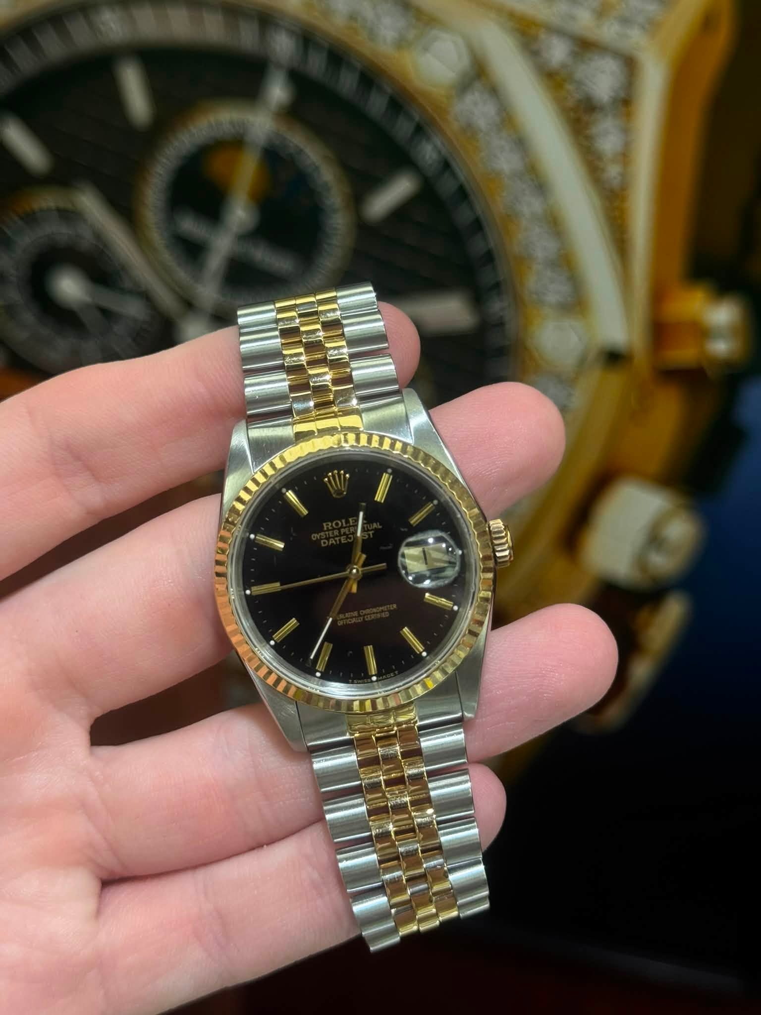 May be an image of wrist watch and text that says 'ወገኽ'
