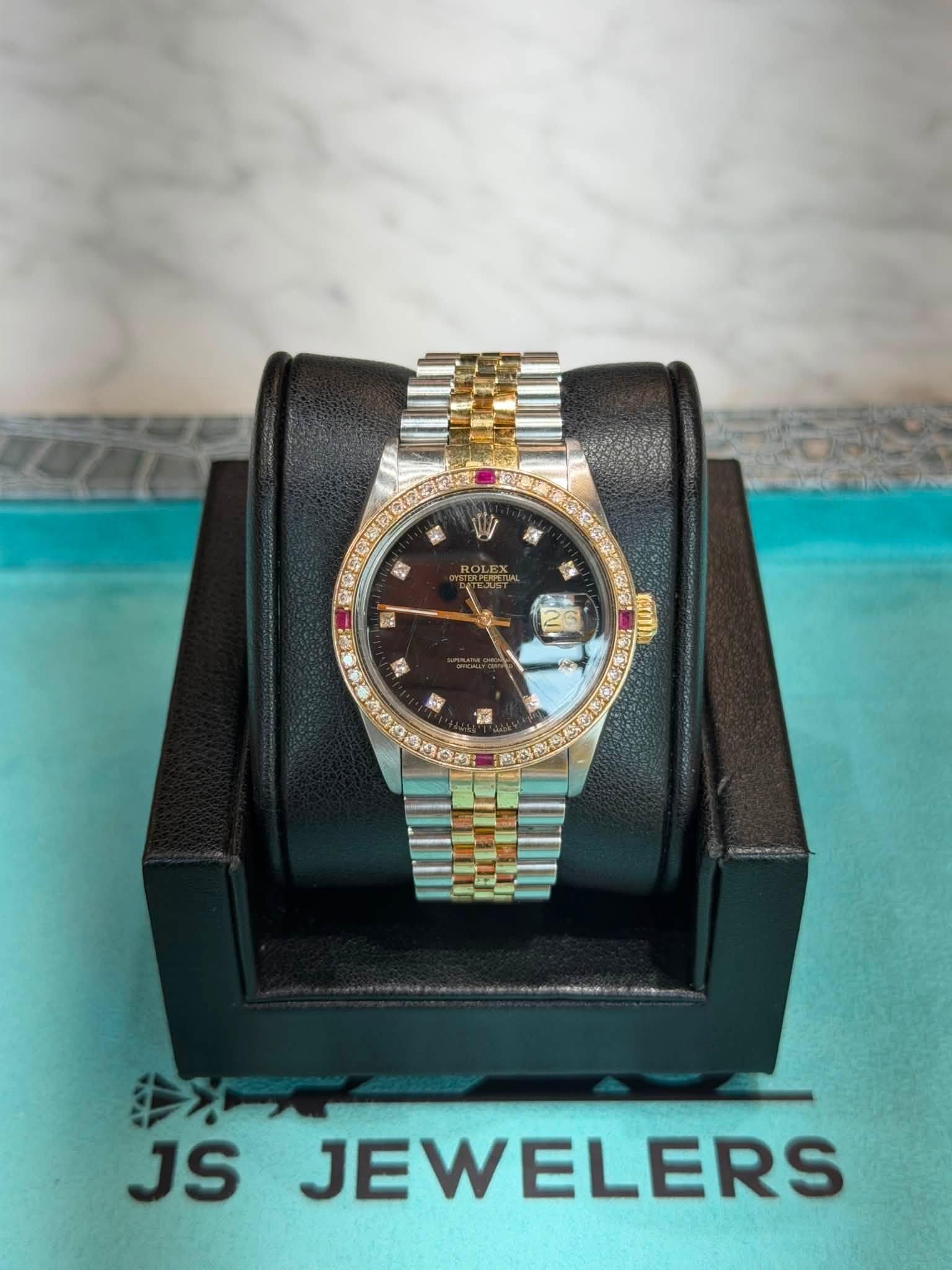 May be an image of wrist watch and text that says '間 路 茶 ROLEX lg 1 奇 JS JEWELERS'