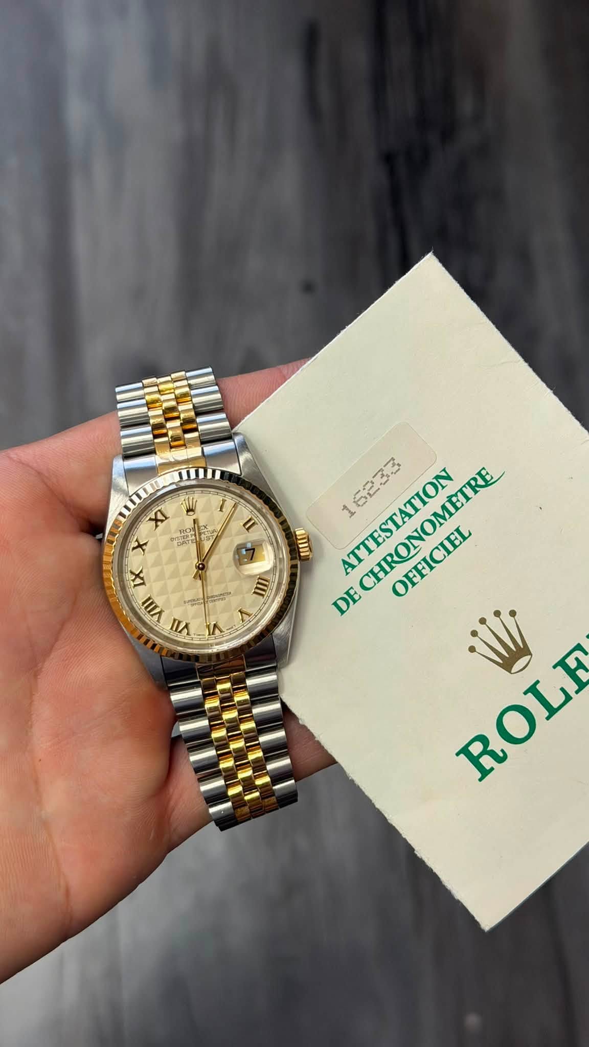 May be an image of wrist watch and text that says 'I u U XI အခ် RO ની x IX YII VII 5 I IIA L ATTESTATION CHRONOMETRE IOMETRE AnH O CPOMOMИrPE DE CR OFFICIEL ROLE ROLR'