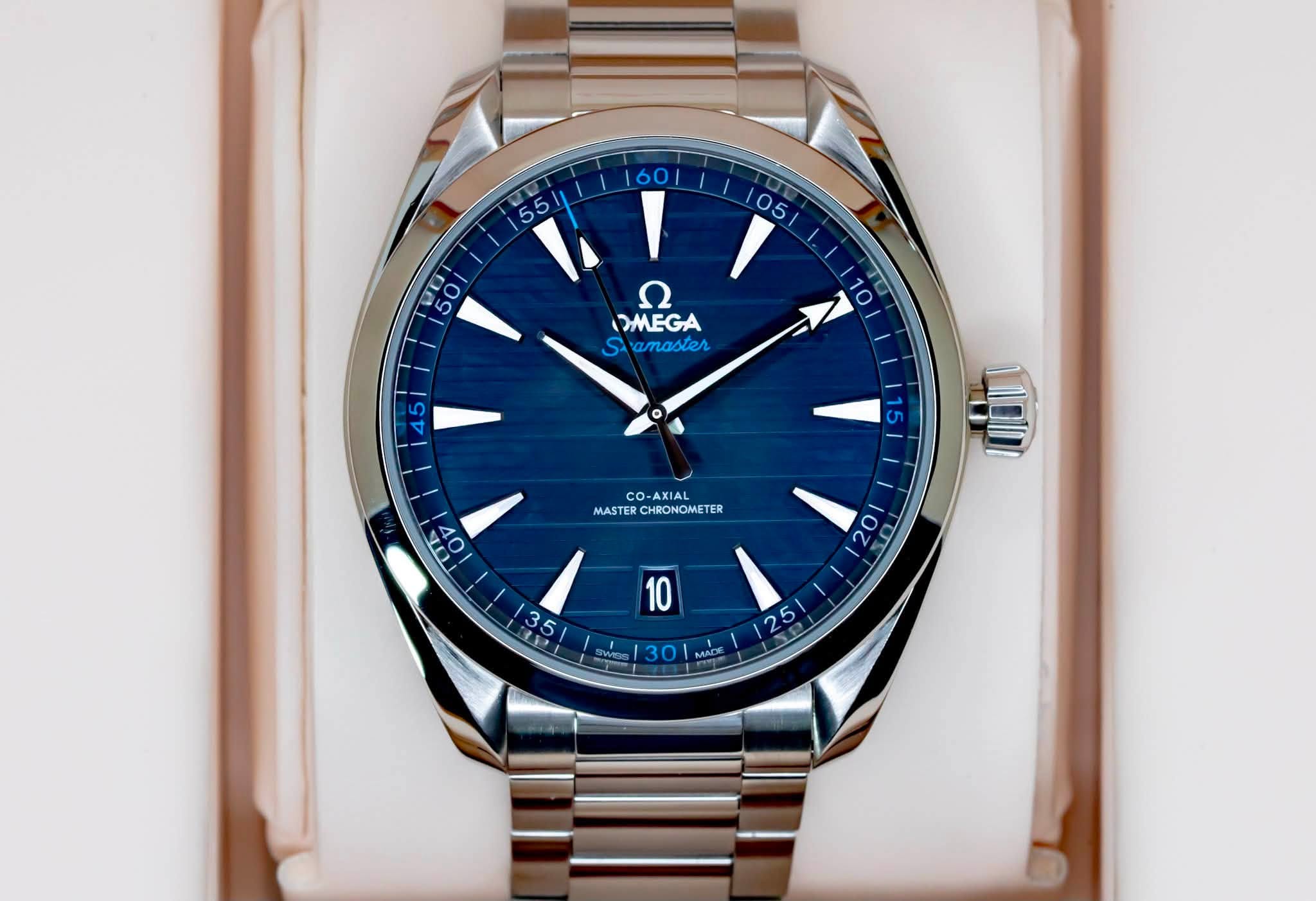 May be an image of wrist watch and text that says ' OMEGA S Samaster א MASTERCHRONOMETER Co O-AXIAL MASTER HRONOM CHRONOMETE TER OY O0 20 b0 ح01 10 35 کن 9u 5 က 30 MA 度'