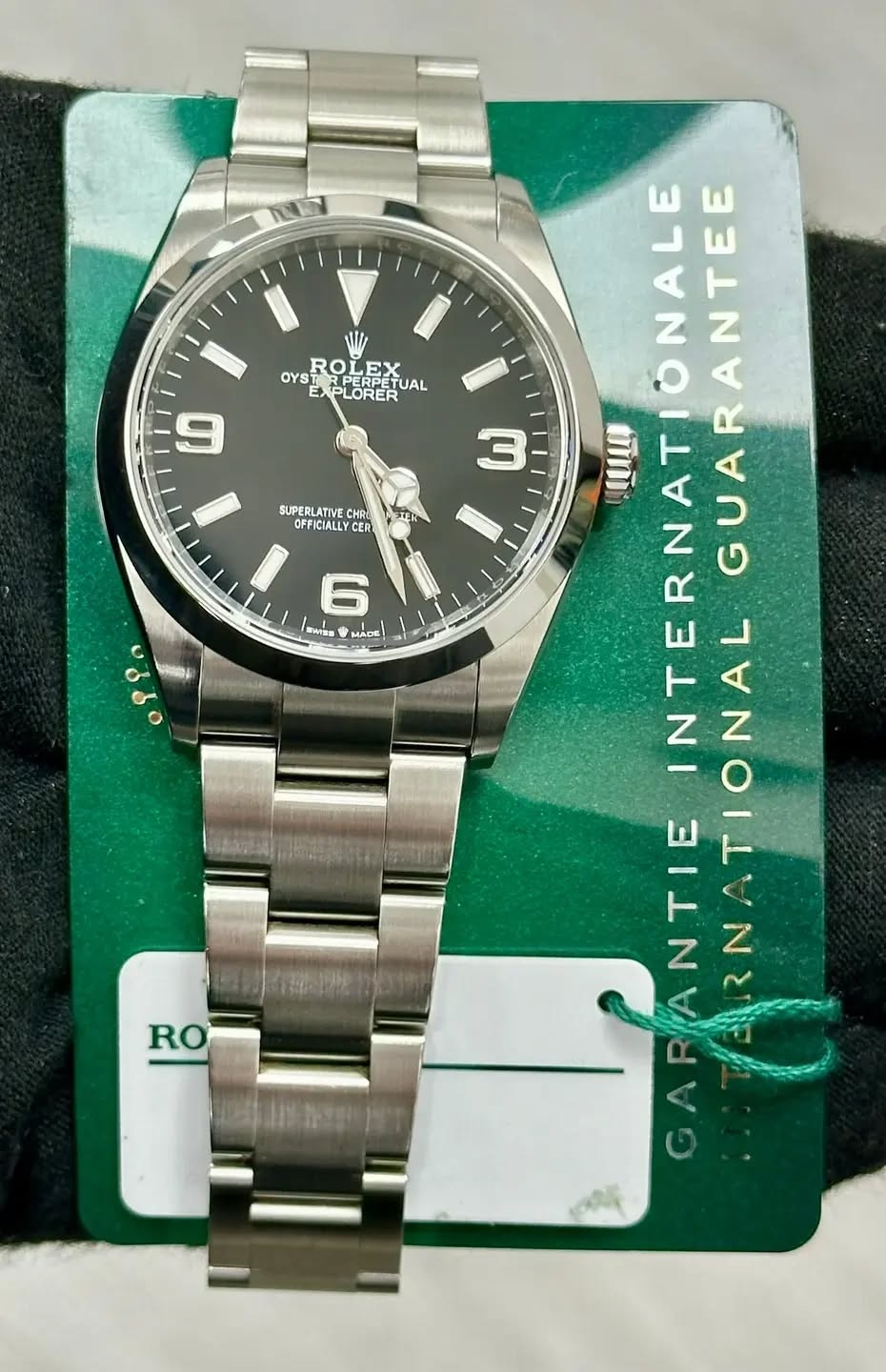 May be an image of wrist watch and text that says 'OYST OYS RO AARPERPE ROLEX. RPERPETUA OYSBOLEEUAL PERPET UAL EX PLORER 9 SUPERLATIVE CHRE OFFICIALLY CER TER U1 新4代生管 ለ MACB ا…