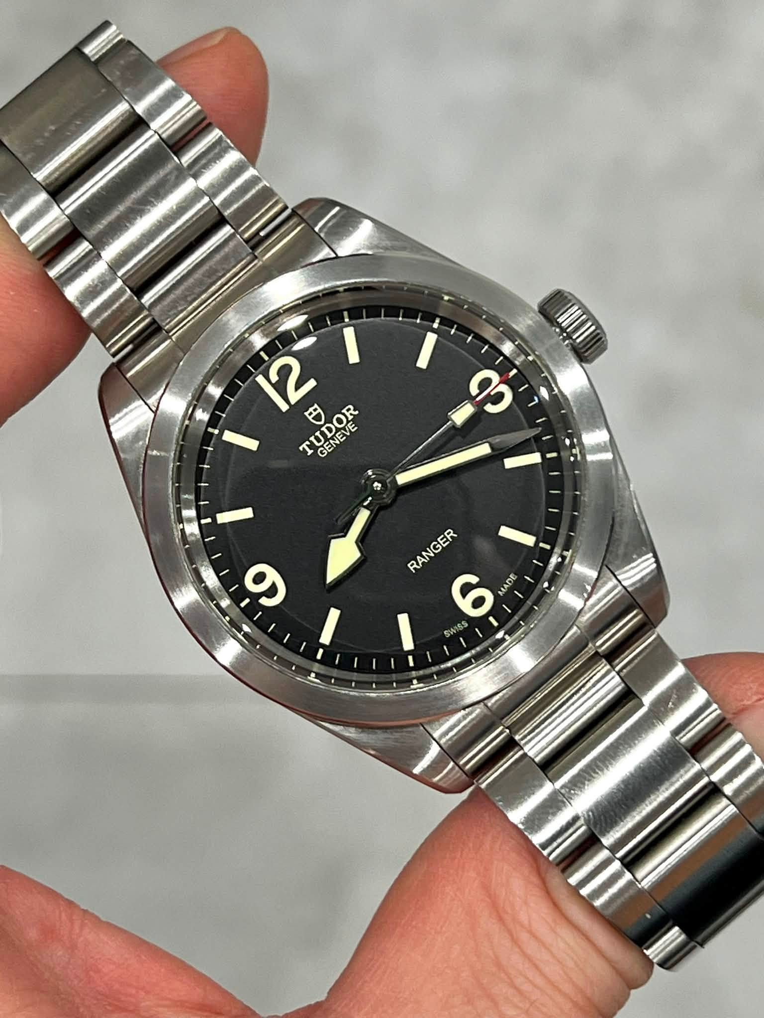 May be an image of wrist watch and text that says 'US 12°/ 12 円 i TU TU TUDOR GE GENEVE SENEVE UDOR VE 9 RANGER 6 ADE III'