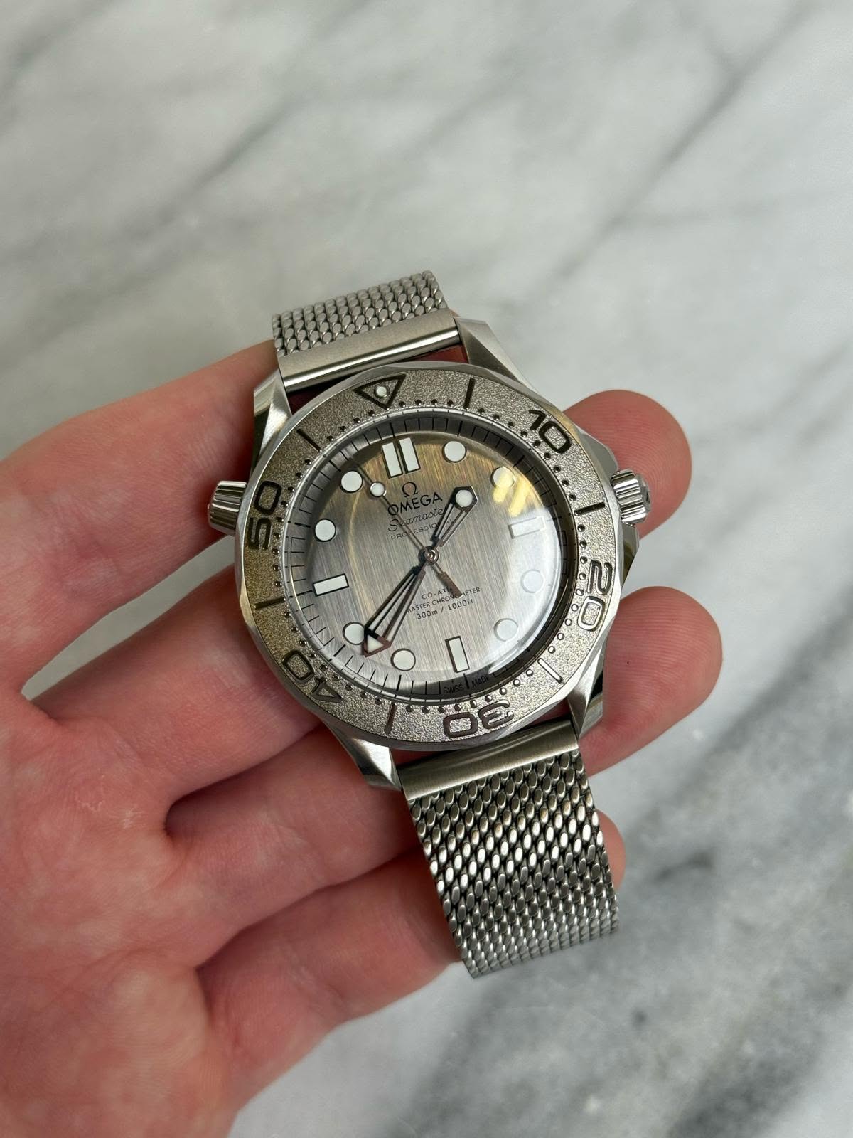 May be an image of wrist watch and text that says '10001 A O D 300円 O 20 N'