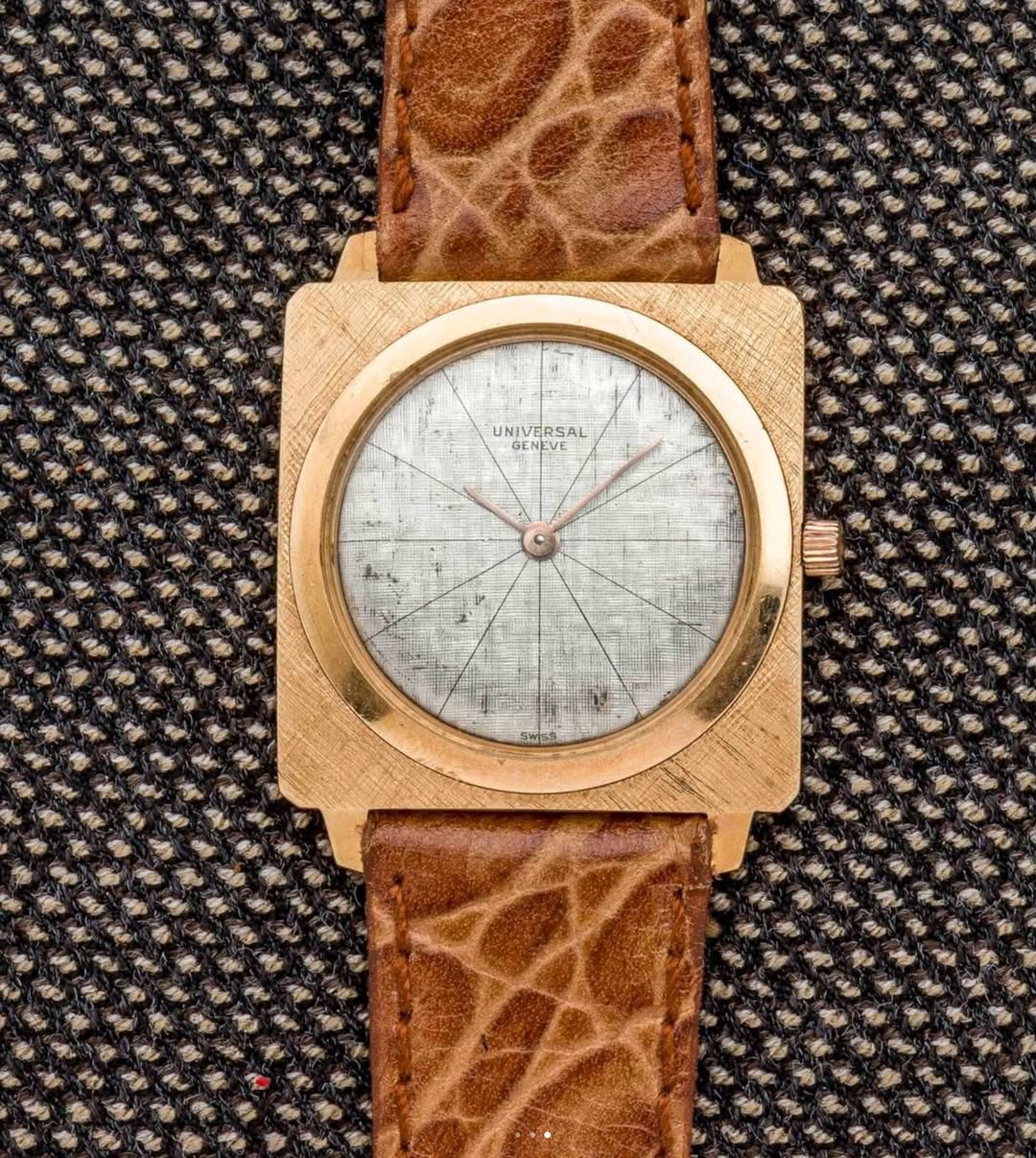 May be an image of wrist watch and text that says 'UNIVERSAL UNIVER GENEAL GENEVE SWSD'