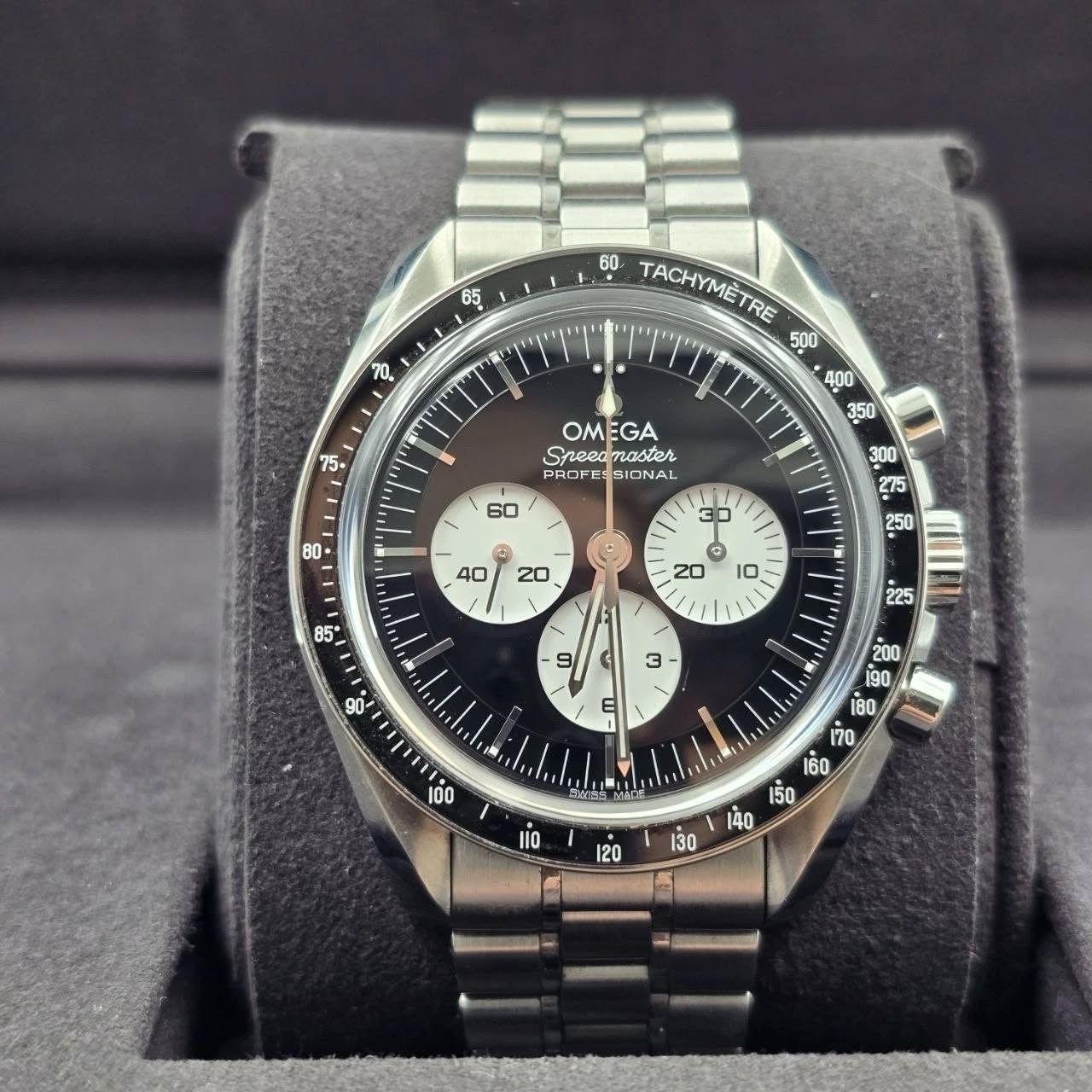 May be an image of wrist watch and text that says '65 2 高! 60 TACHYMETR TRE ប៊ុ OMEGA Sneed naster 60ေ So m ب เ50 140 등. 120 130'