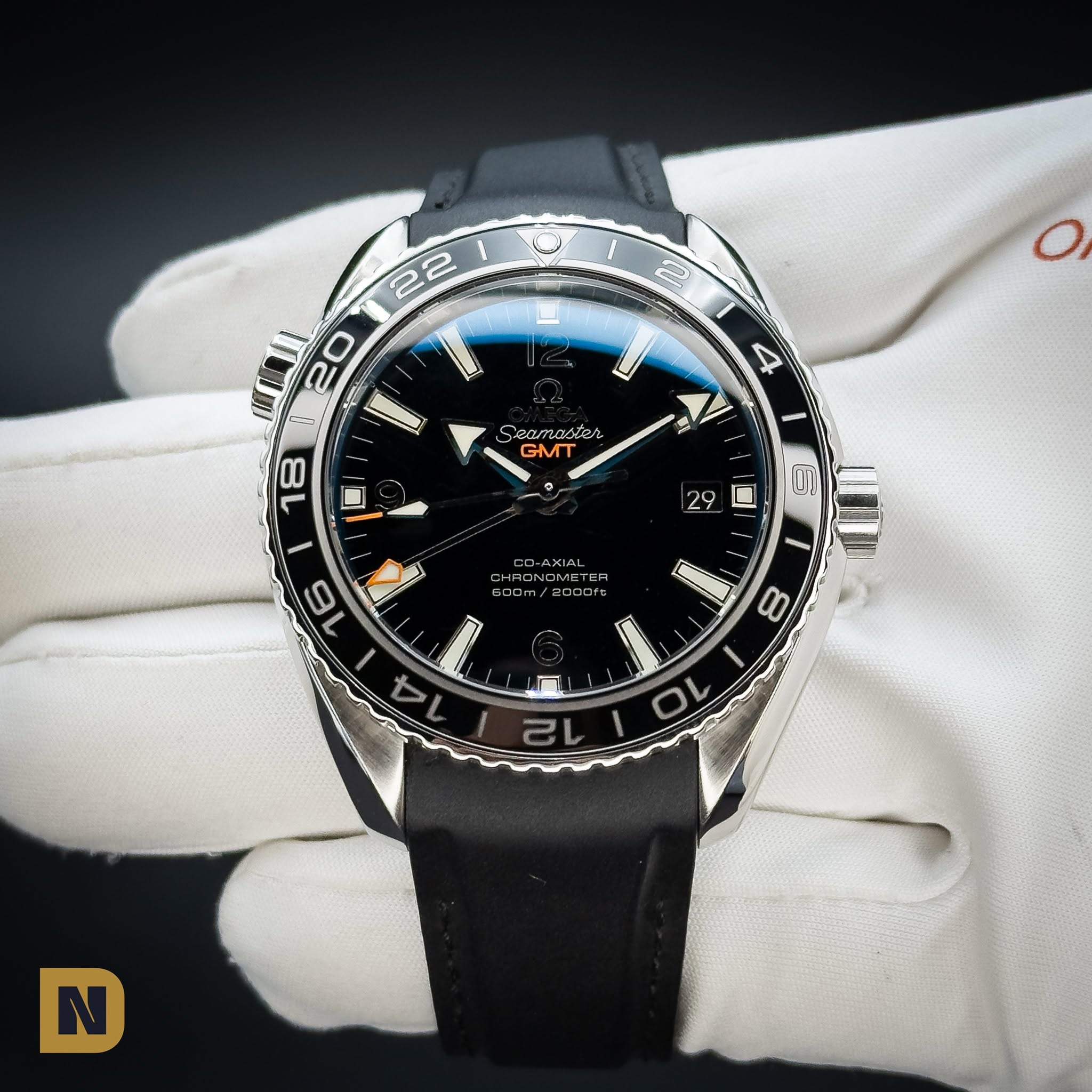 May be an image of wrist watch and text that says ' C 4 Seamaster JGMT GMT 18 I 16 29 16 -ልቅርል SON 600 500m/200afc 8 4 3 10 N'