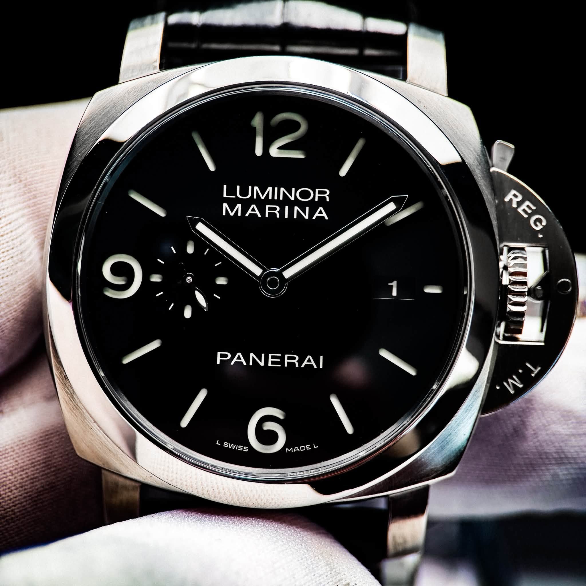 May be an image of wrist watch and text that says 'LUMINOR MARINA 9 REG REG PANERAI W W 5 SWISS WIS 55 6 MADE MA افکا'