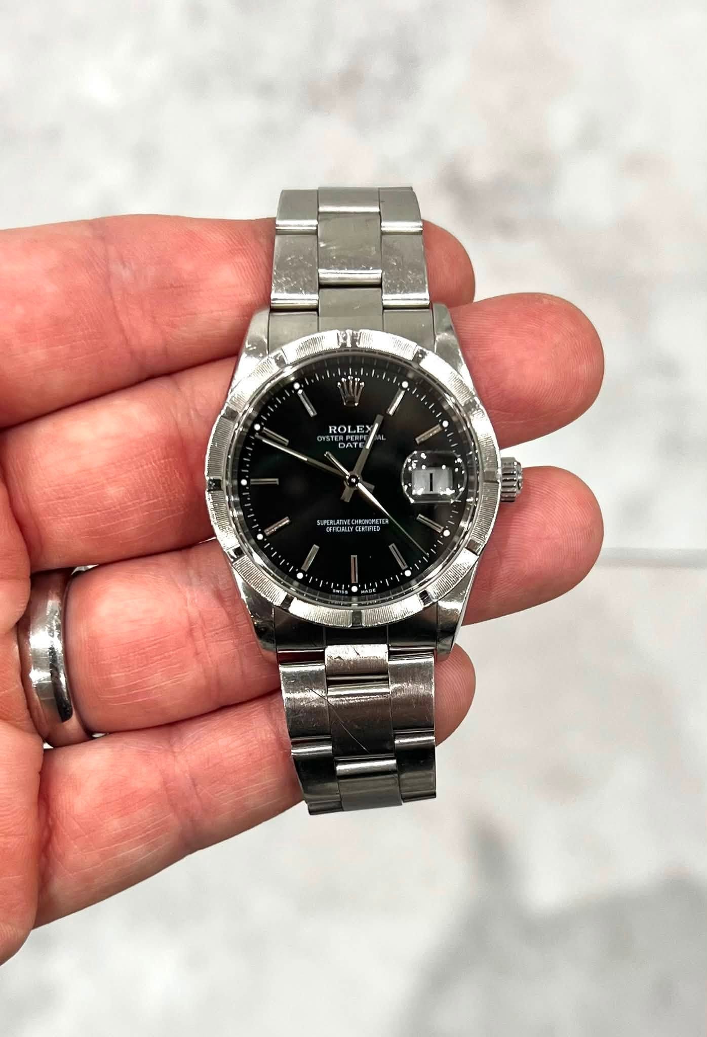 May be an image of wrist watch and text that says '顺州 ROLE DATE ፋና'