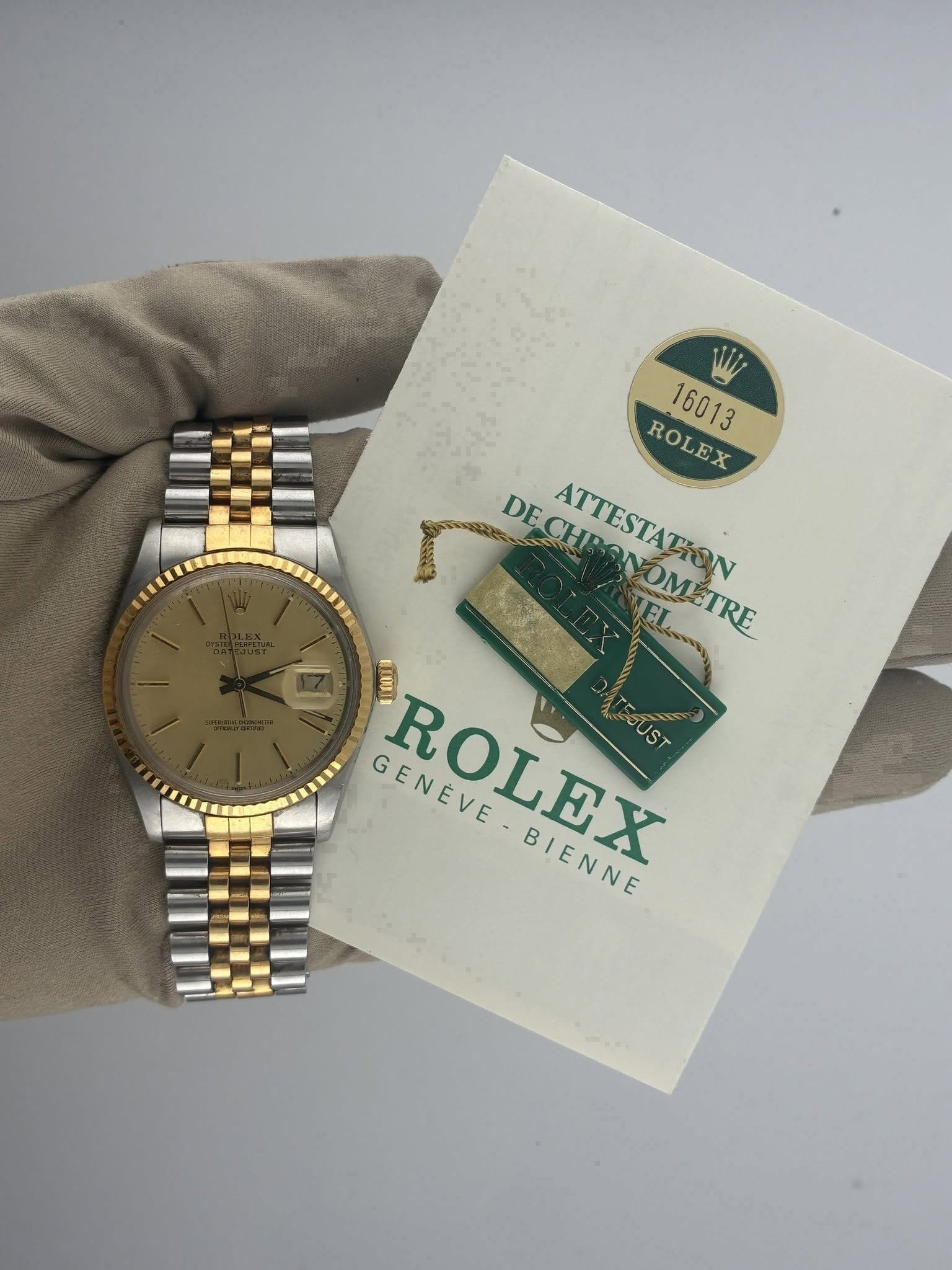 May be an image of wrist watch and text that says 'Nii ROLEX ROLEX 16013 DECHRO DE CHRO ATTESTATION CHRANOMETRE ΓΑΤΗAΝ ELti OMÉTRE 0100 OUST TEGUST E GENÉVE ROLEX BIENNE'