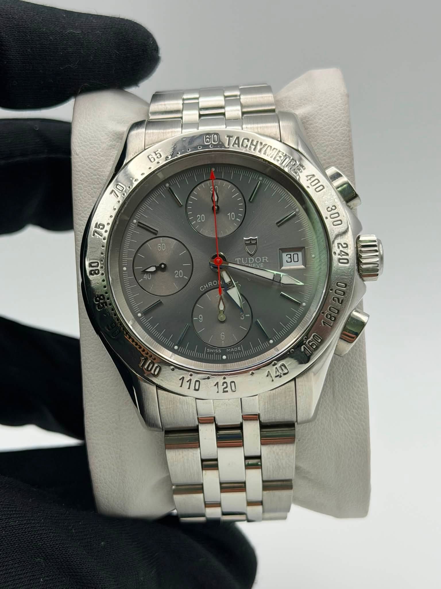 May be an image of wrist watch and text that says '65 70 ToA 20 75 60 TACHYMETRE … TUDOR DOR اا 140 140 လ'