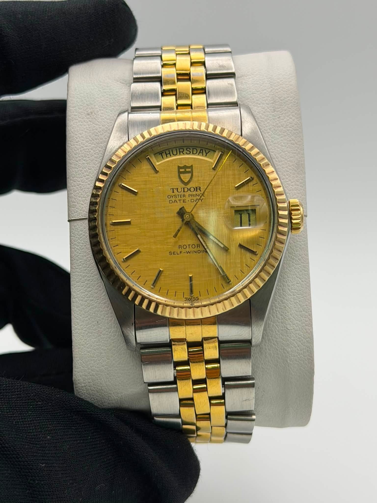 May be an image of wrist watch and text that says 'も TUDOR OYSTER OYSTERPRI PRING OYSTEN Ν DATE DAY SELF-WIND SELF ROTOR 1日 ン ー'