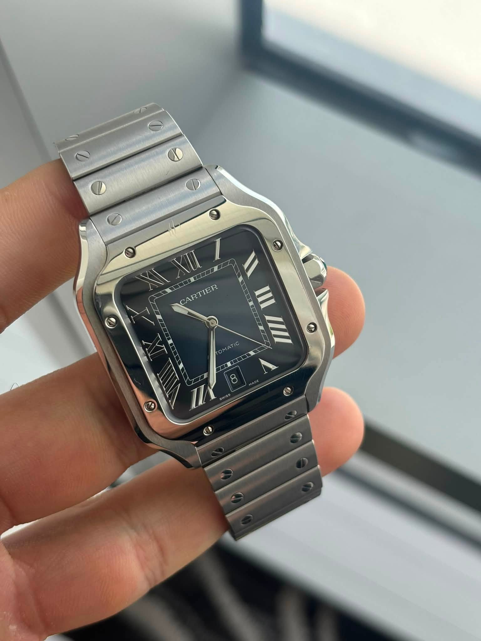 May be an image of digital watch and text that says 'XIL/ II ARTIER III IIII ® 0'