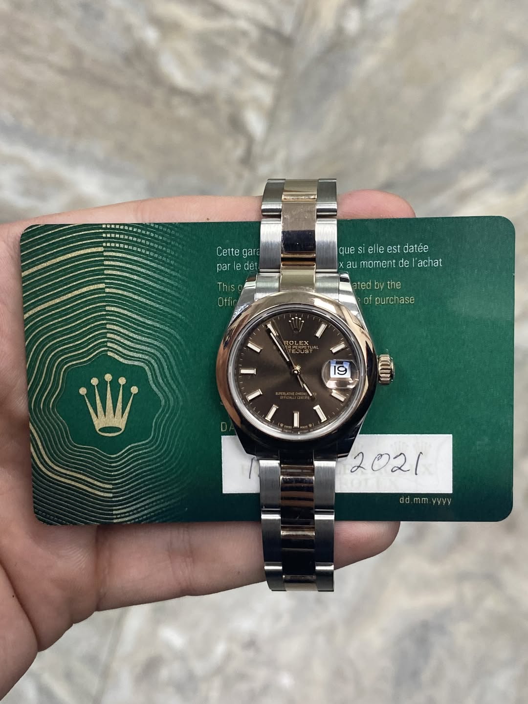May be an image of wrist watch and text that says 'Cette gari par e de dét This Otfir que elle quesielleestdatée est datée a moment xaumomentdel'achat de| achat ated by atedbythe t…