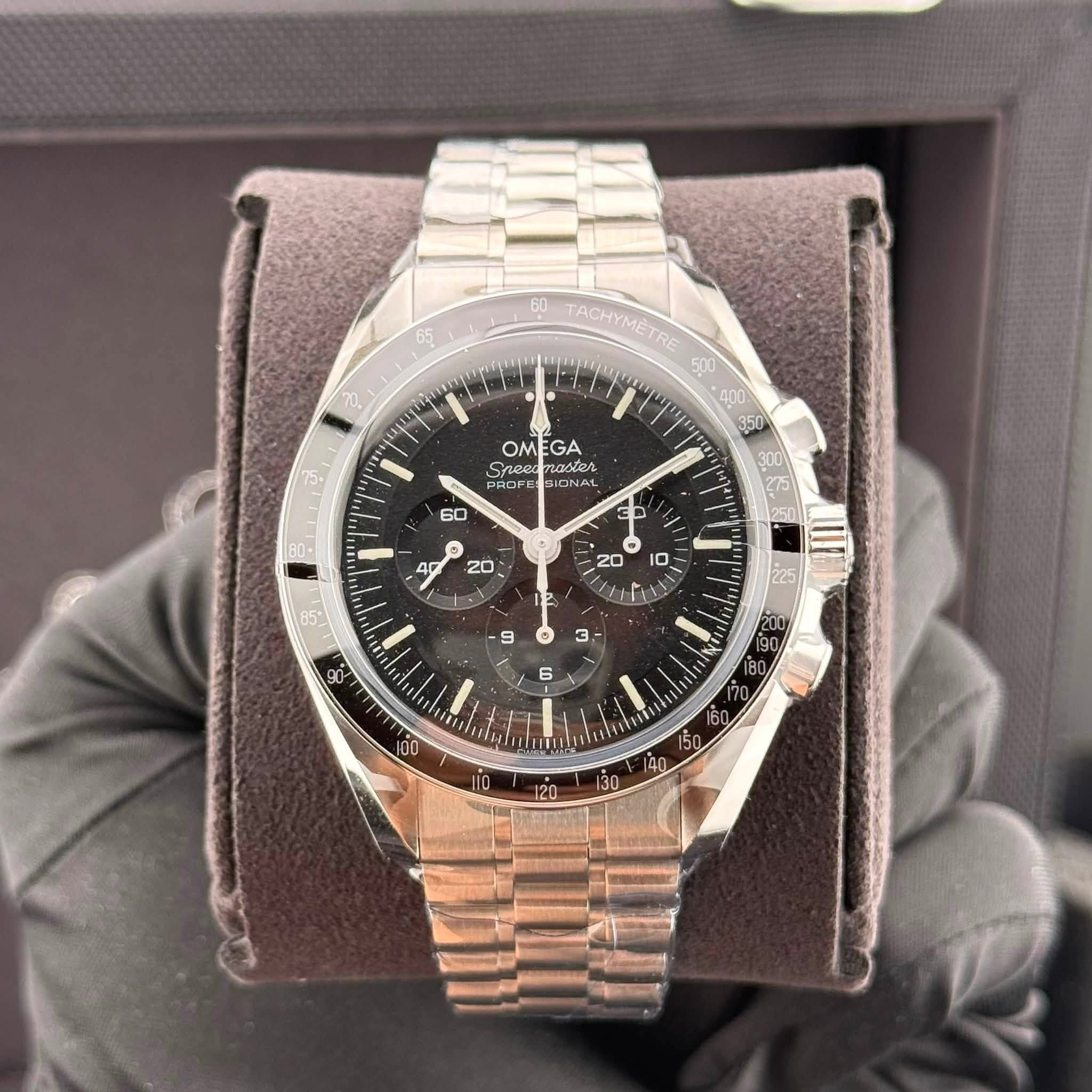 May be an image of wrist watch and text that says '55 فيه TACHYMETRE 500 400 ਤੋੇ OM OMEGA EGA y レotcsr PROFE SION UNAL 1o 20 20 10 L ফ נכ"ל'