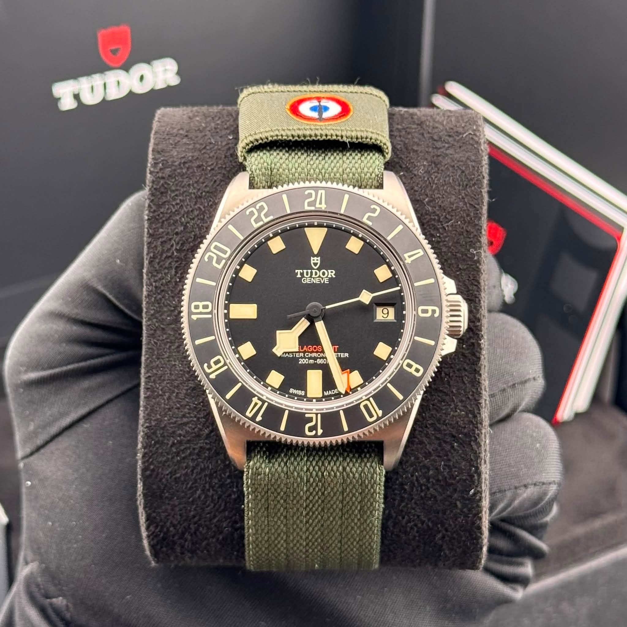 May be an image of wrist watch and text that says 'TUDOR I w. 4 円 TUDOR OR TUDO GENEVE 18 9 AUSTEN ΕΗOΝ TCN MECO 200m 00- መዕባችን 6 Ju!ii ETER 16 14 MAUNS H MACE ACEY 12 8 10'