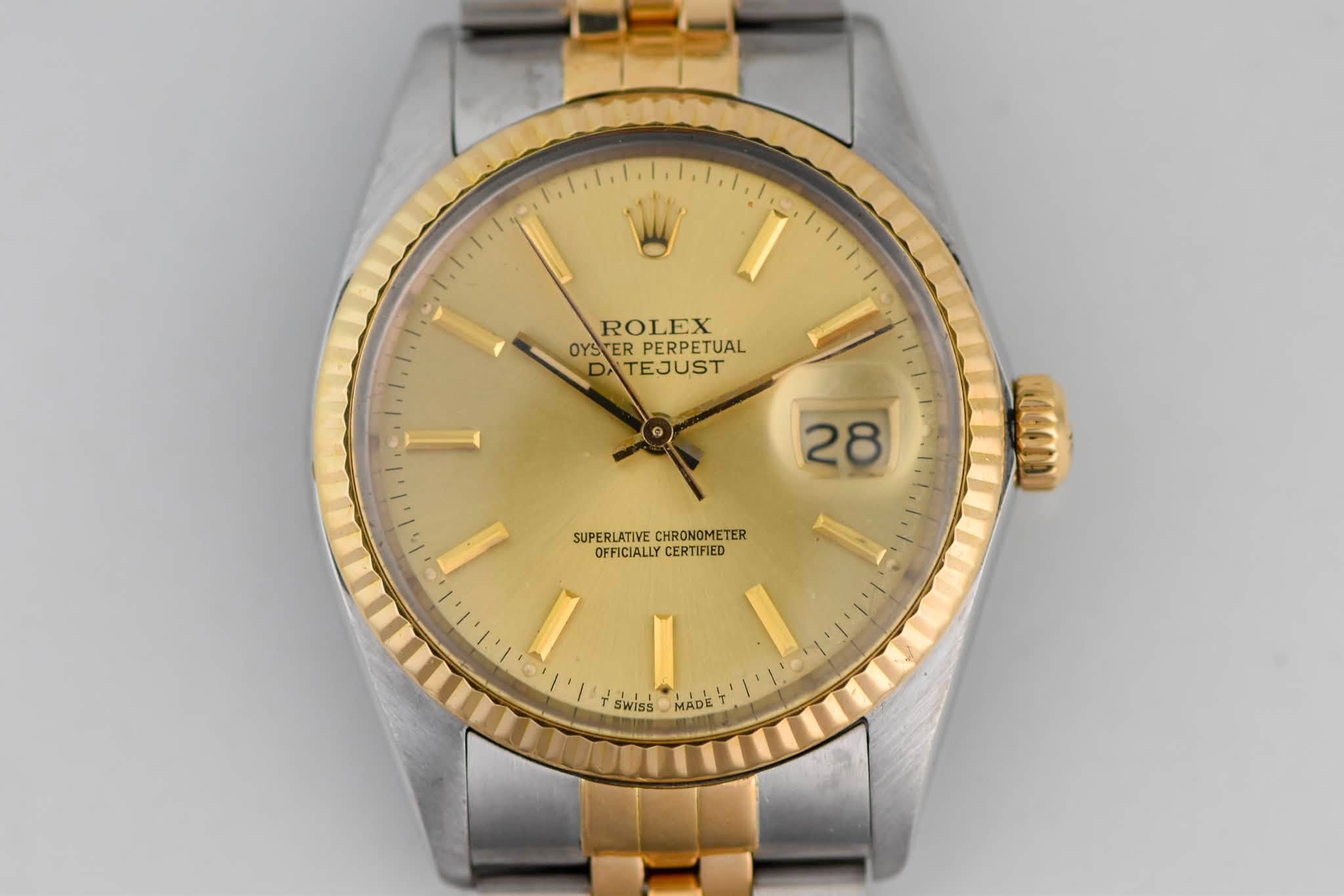 May be an image of wrist watch and text that says 'ROLEX OYSTER ER PERPETUAL DA TEJUST 28 SUPERLATIVE CHRONOMI CHRONOMETER SUPERLATIVECHRONOMETER TER OFFICIALLY CERTIFIED a R6G60A0…