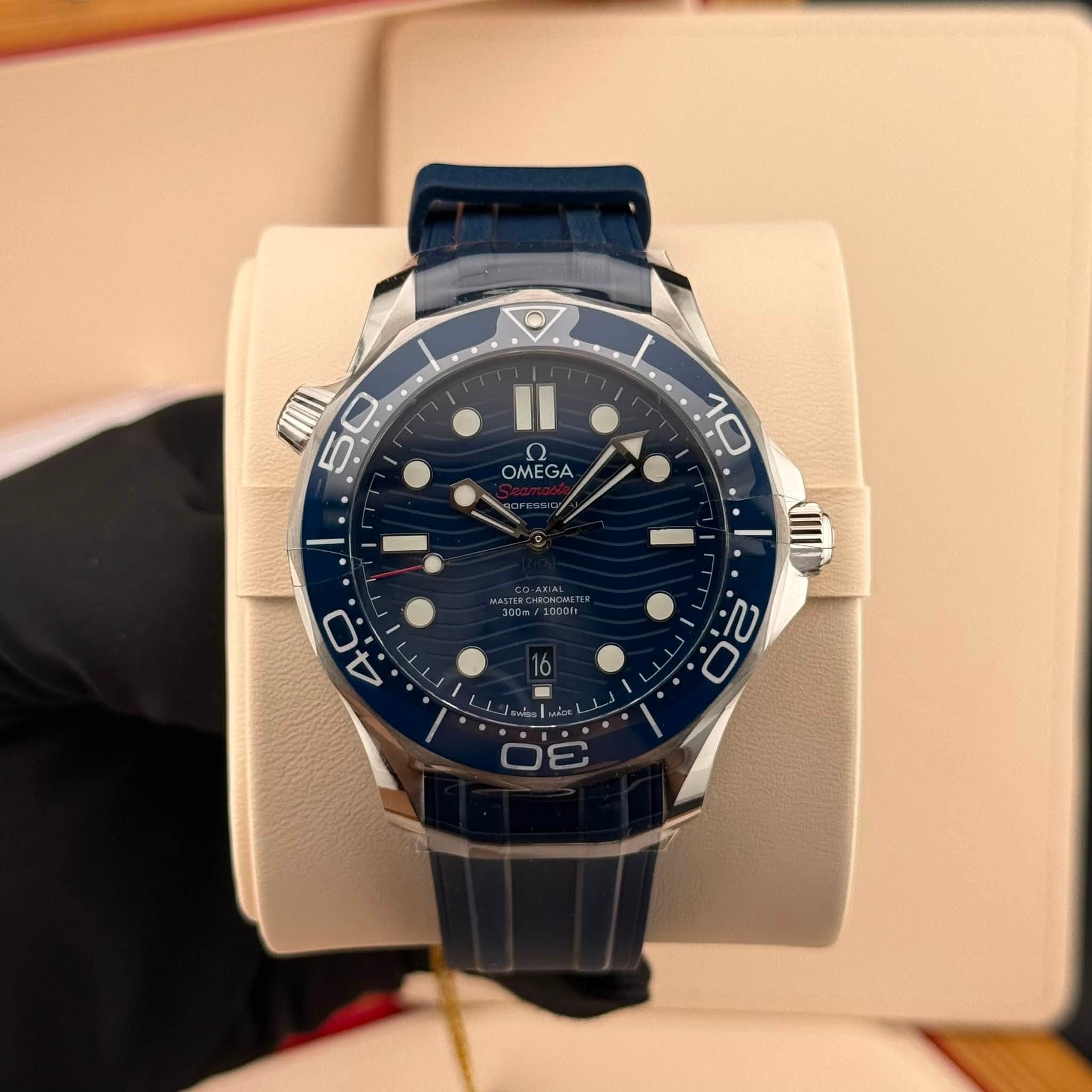 May be an image of wrist watch and text that says '50 5 OMEGA GA OME 10 40 A ف 20 2 0 0B'