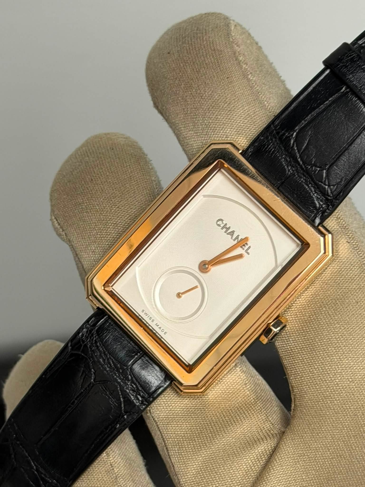 May be an image of wrist watch and text that says 'CHANEL EL EL CHAN SWISS I5SMADE MADE 禁'