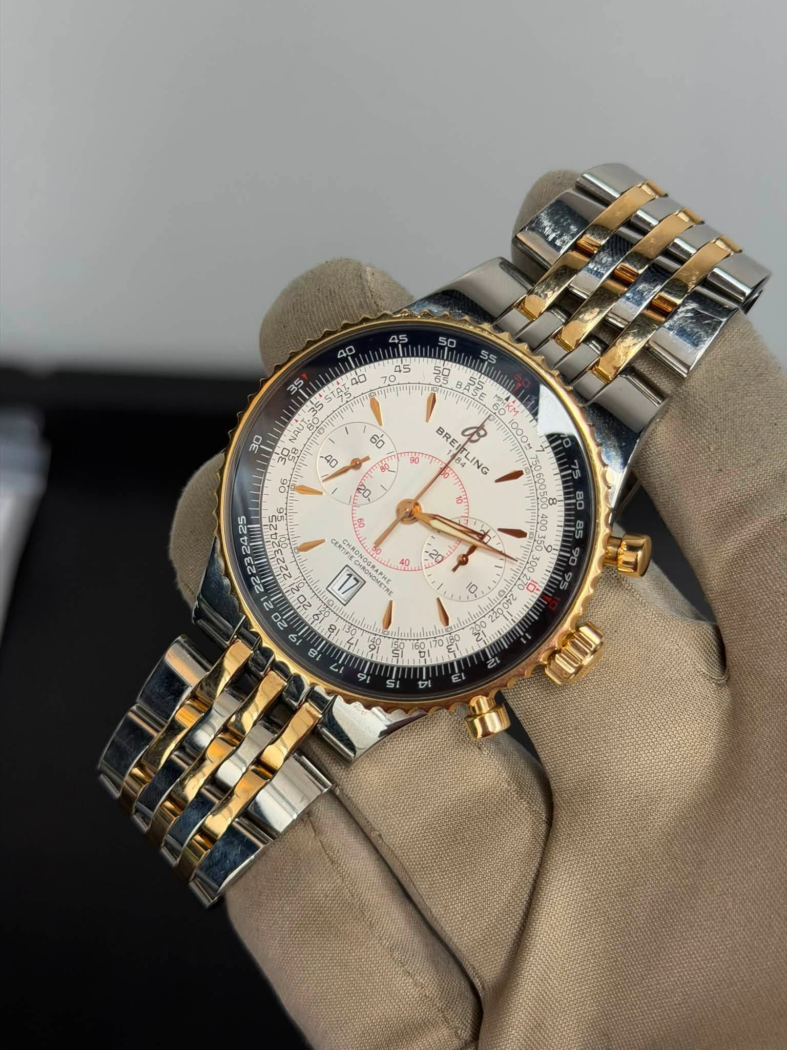May be an image of wrist watch and text that says ' B BRE B EITLING 1000원 ING LL ሔጵያ A ٥ 10 กนค'