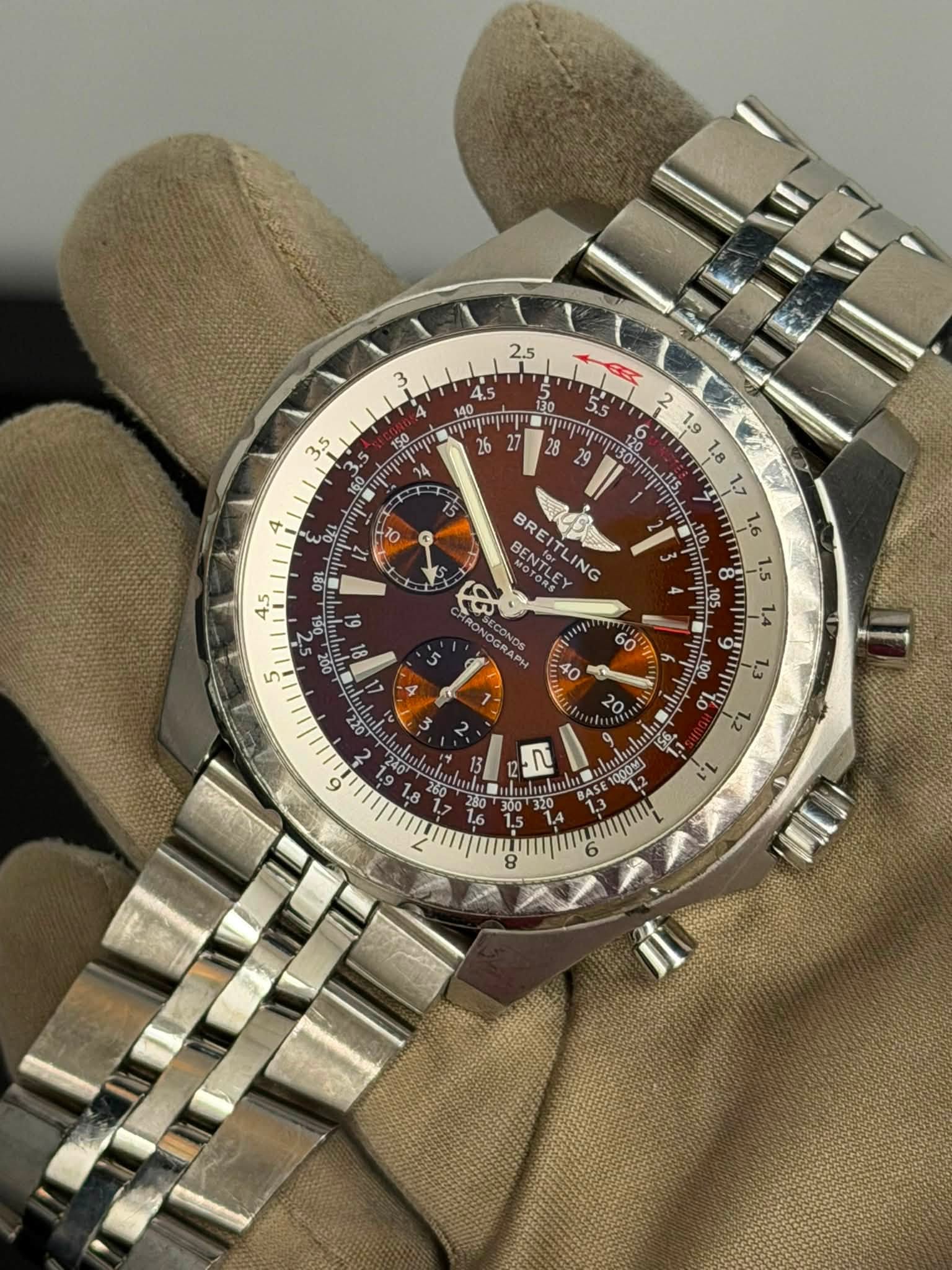 May be an image of wrist watch and text that says '2, ባሞ រៀចចុរ 4 も 1.9 1.8 INTRIEEA 1.7 1.6 BR BREITLING IT EIT BEN ING に d0 ز 1000M 02 8 J'
