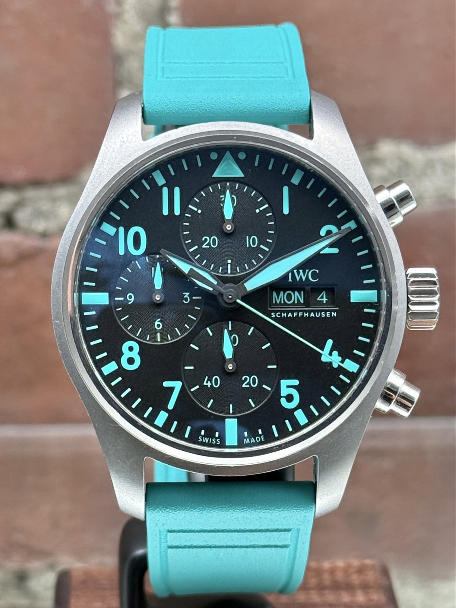 May be an image of wrist watch and text that says 'I1 IWC MON MON4 4 SCHAFFHAUSEN SCHA ١ 8 7 ဖ 20 40 5 SWISS MADE'