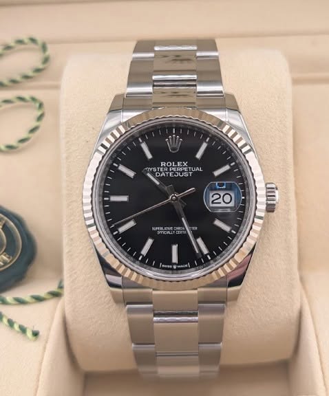 May be an image of wrist watch and text that says 'ROLEX OYS YSTERPERPETUAL STER TERPERPETUAL TUAL OYSTERPE DATEJUST EJUS DA 20 . SUPERLATIE FTICULLY COT = serss'