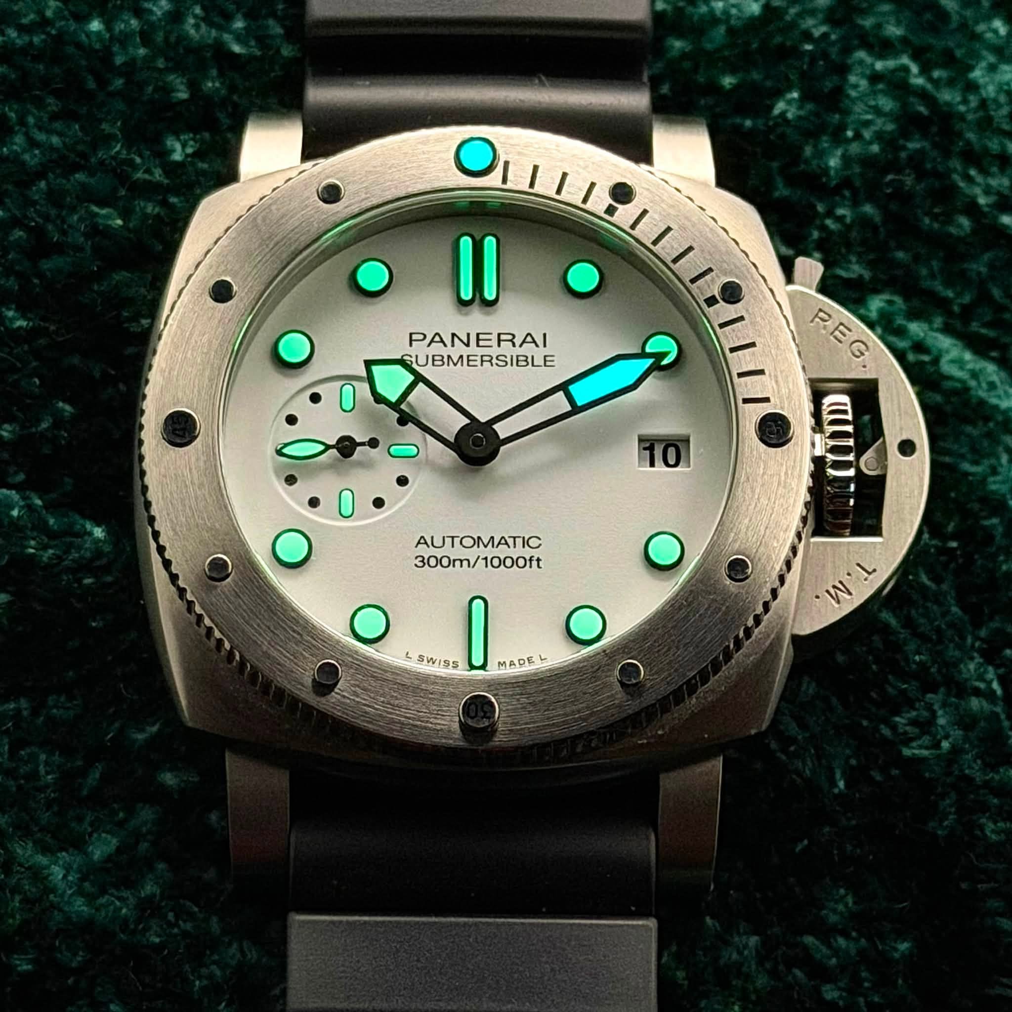 May be an image of wrist watch and text that says 'II PANERAI SUBMERSIBLE 10 REG mл «и" AUTOMATIC 300m/1000ft ちwiちs APKA W.'