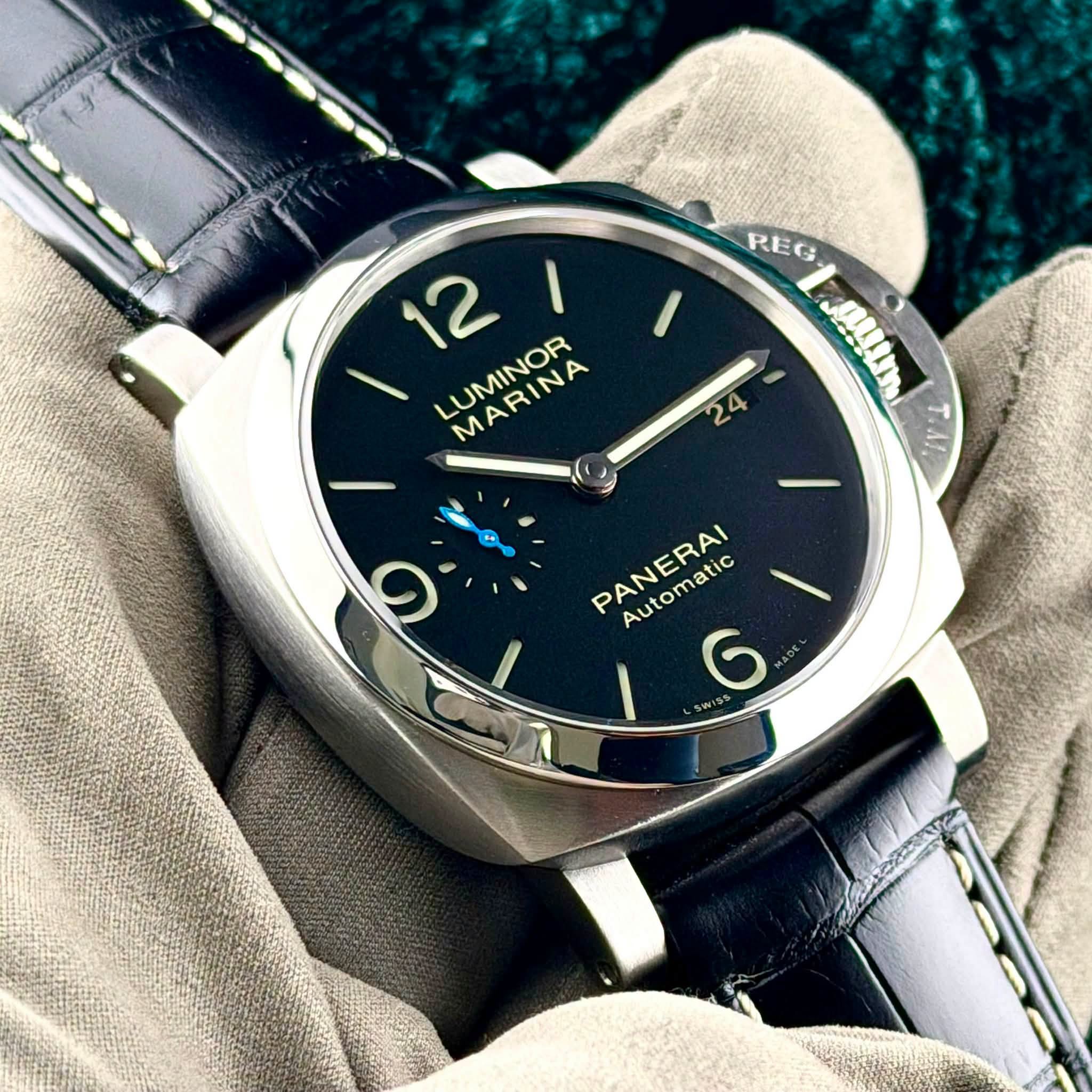 May be an image of wrist watch and text that says '12 LUMINOR MARINA REG REG. M!A በደባባ T.л 2 24 4 O O PANERAI Automatic 6'