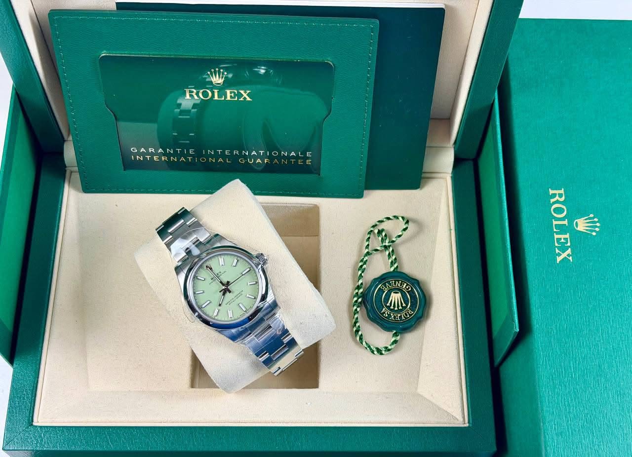 May be an image of wrist watch and text that says 'ROLEX ARANTIEINTERNATIONALE GARANTIE INTERNATIONALGUARANTEE INTERNATIONALINATIONALE INTERNAT SARANTIEINTERNATIONALE GUAR…