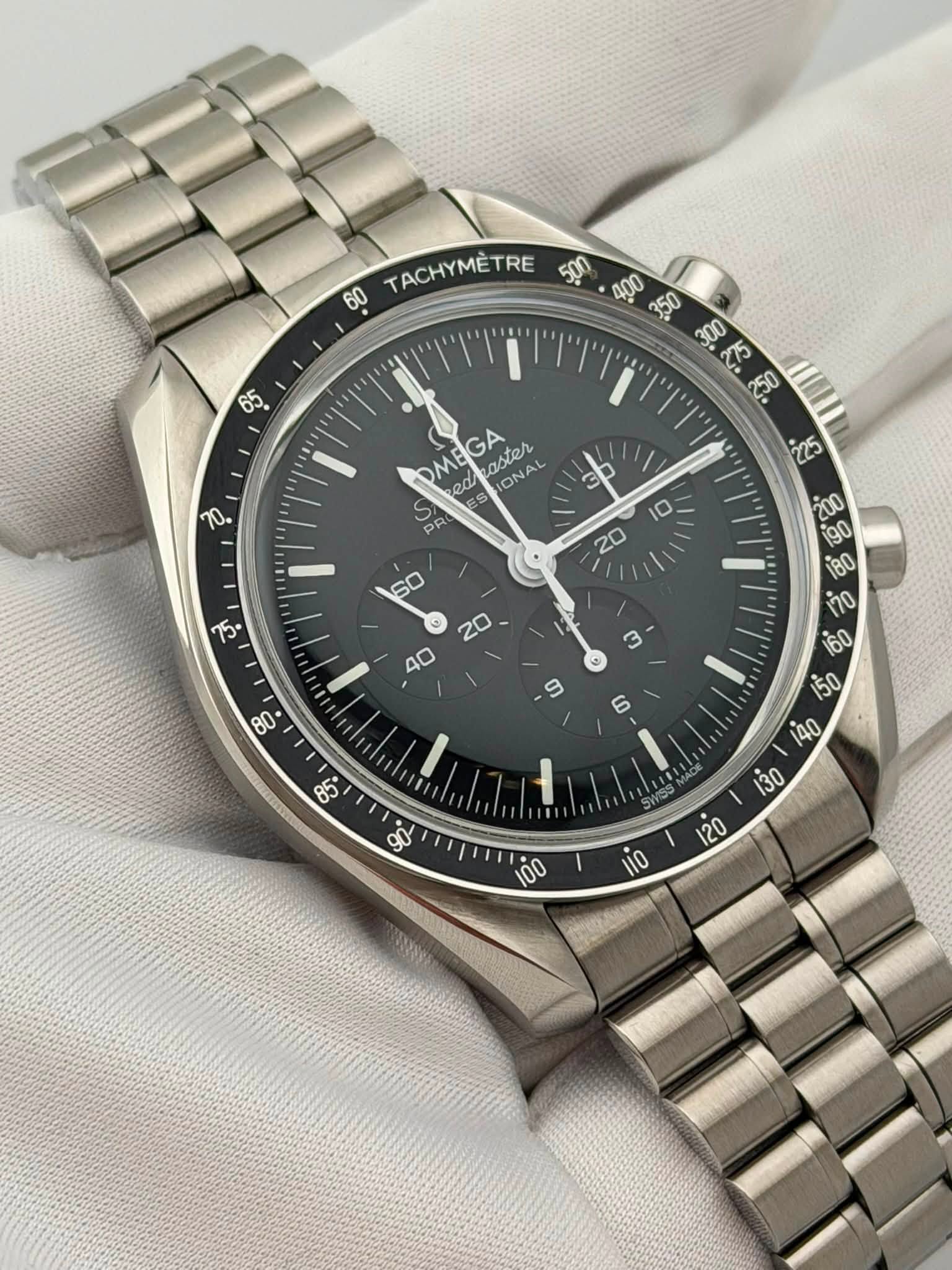 May be an image of wrist watch and text that says 'TACHYMÈ TRE 60 TACHYMÈTRE D る ြီ့ 10 DMEGA OME GA aster IONAL NAL De O PR ES S0 S0 200 go i8o C 0 NiO N'