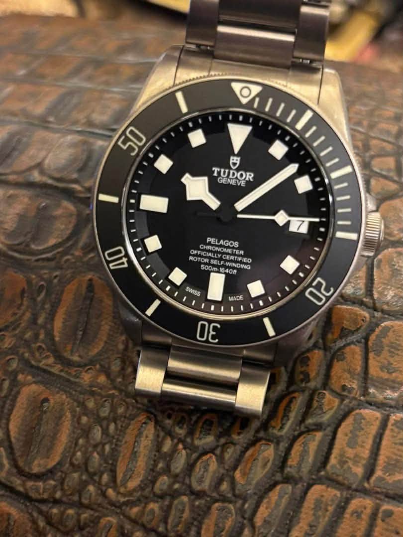 May be an image of wrist watch and text that says '50 円 TUDOR GENEVE 40 PELAGOS CHRONON POTORE OFT ENCIALEY CHRONOMETE ビ RO ROTOR SEL ERTIFIED 500m 500m-16 m 1640f -WINDING SWISS…