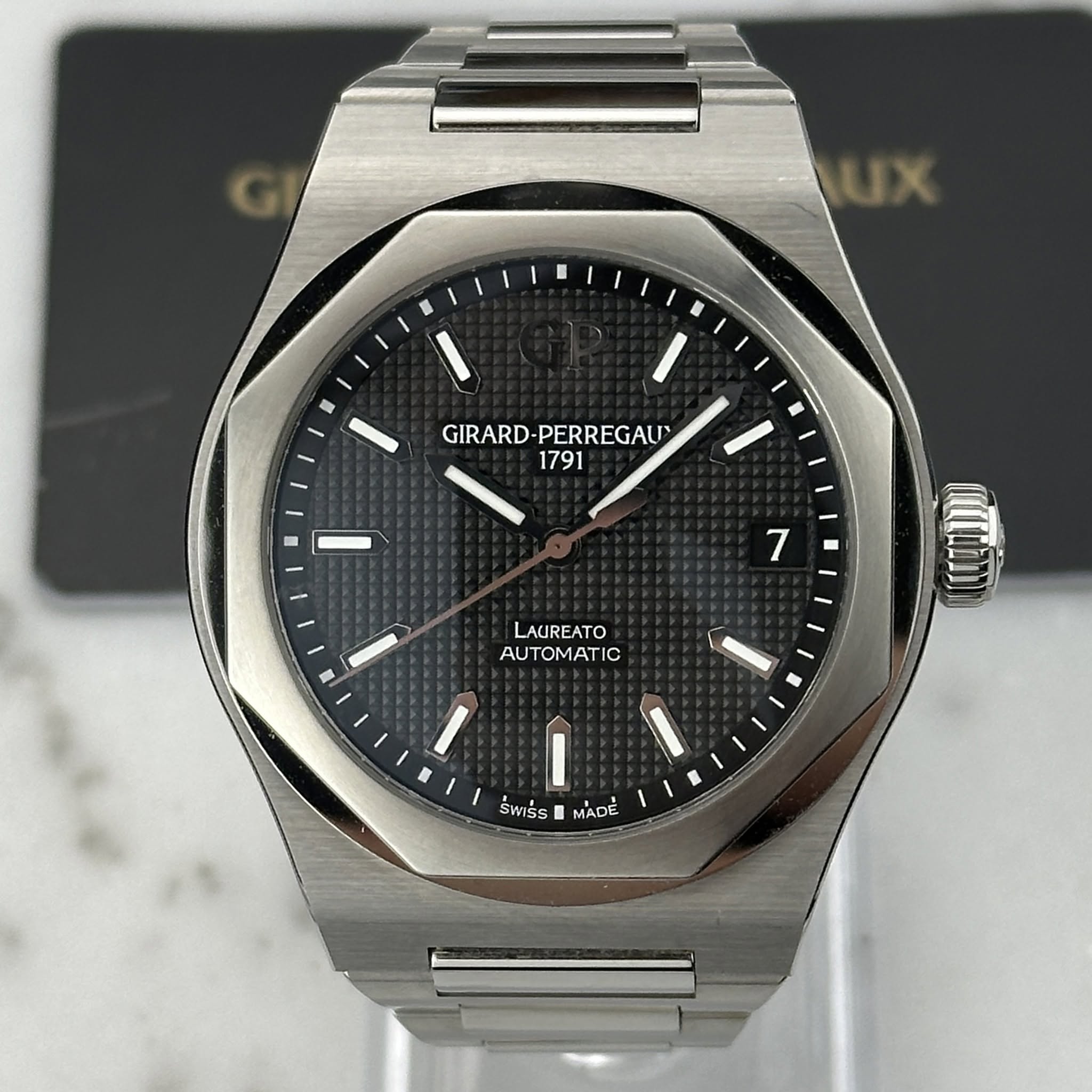 May be an image of wrist watch and text that says 'GIRARD- GIRARD-PERREGAU -PERREGAU 1791 7 LAUREATO AUTOMATIC SWISS MADE'