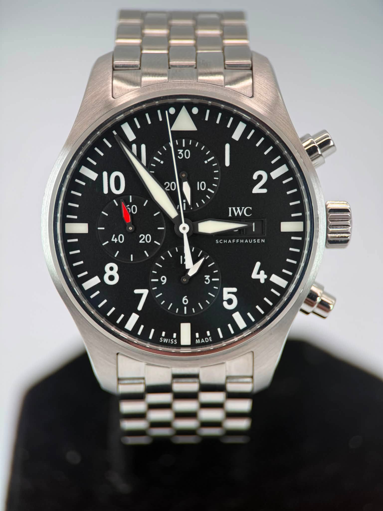 May be an image of wrist watch and text that says 'I i 2 40 20 IWC 1 SCHAFFHAUSEN HAUSEN CHAFF FH SWISS MADE'